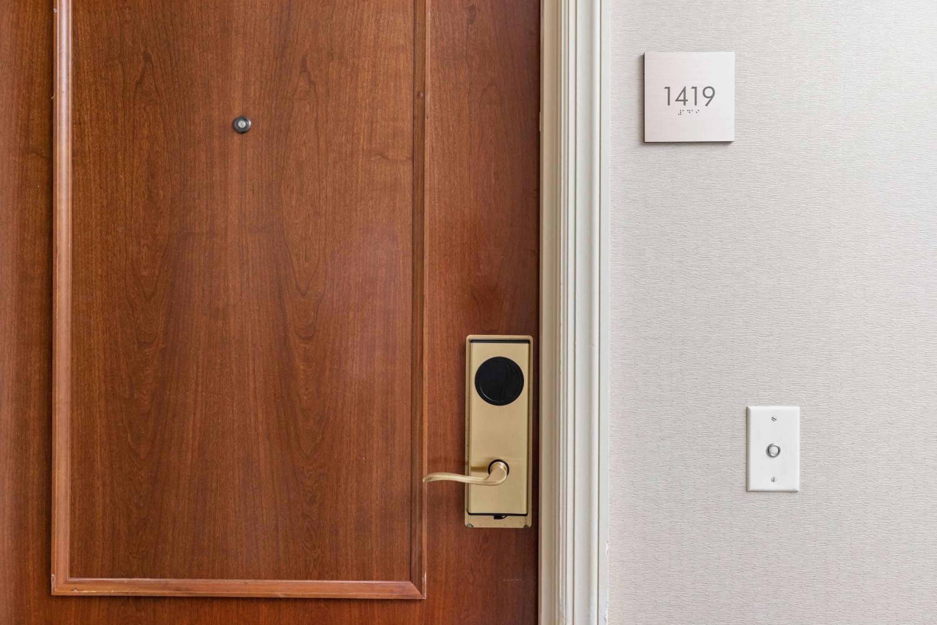 Deluxe King Room - Hearing Access - Photo 4