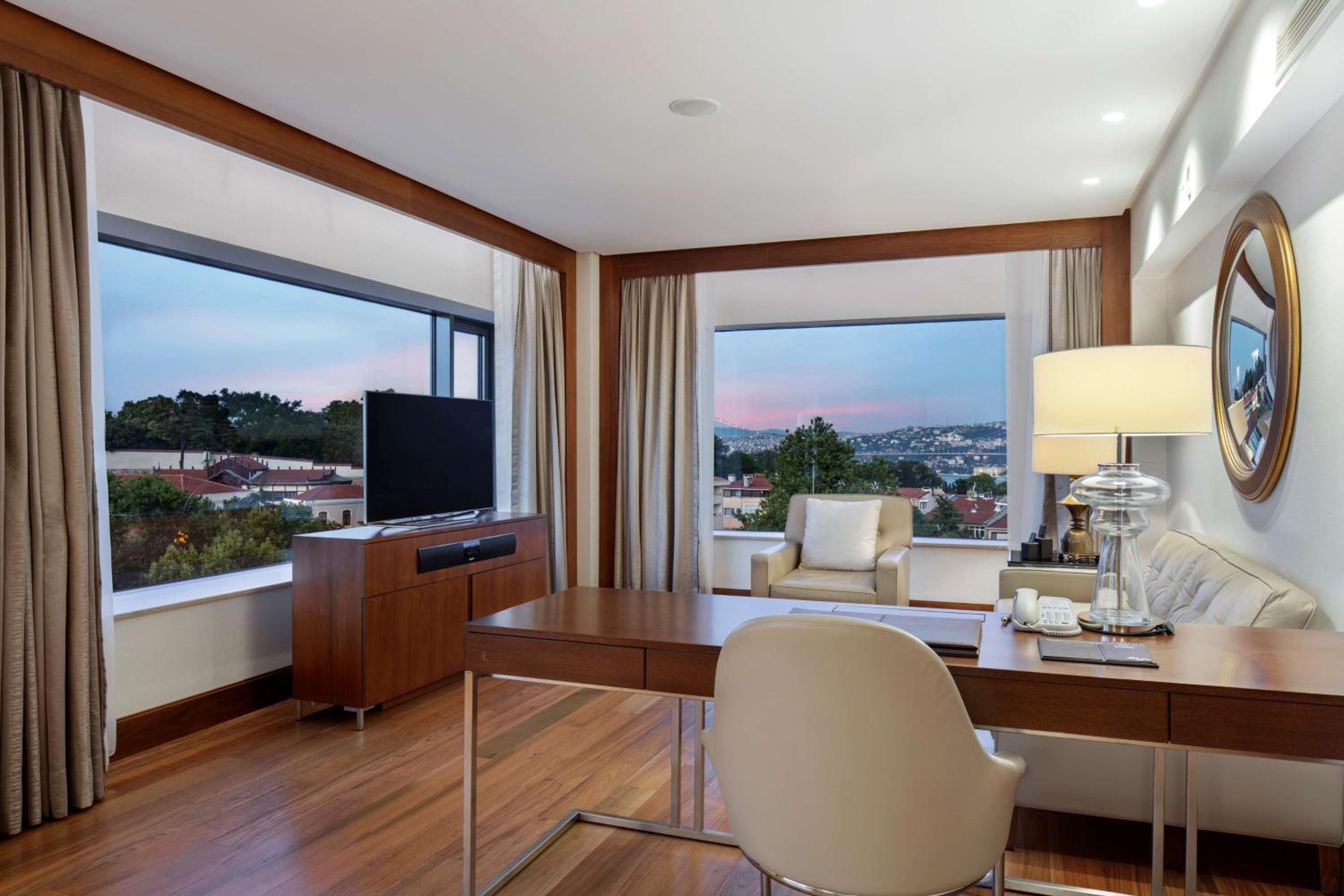Deluxe Suite with Kitchen and Lounge Access