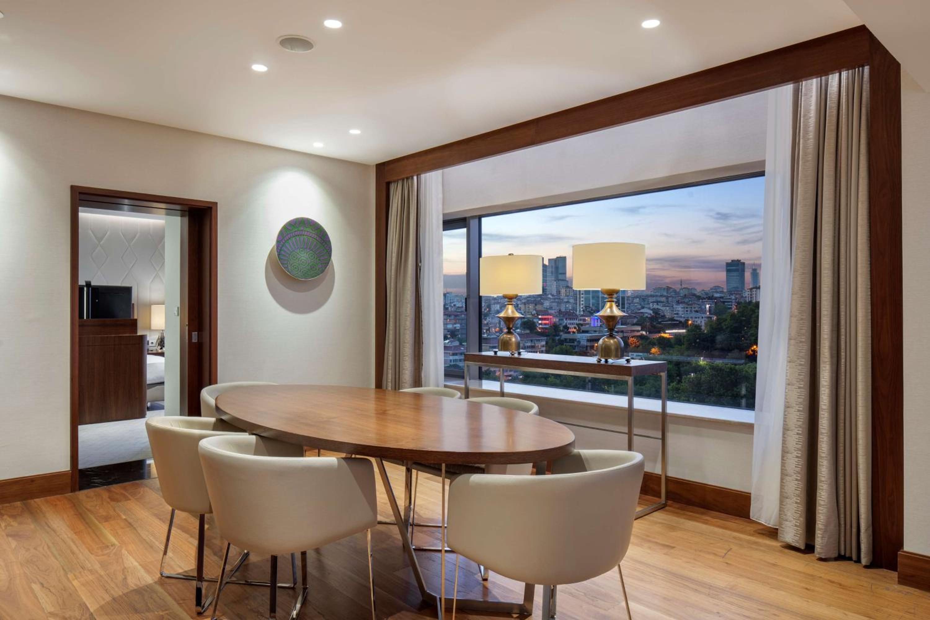 Deluxe Suite with Kitchen and Lounge Access