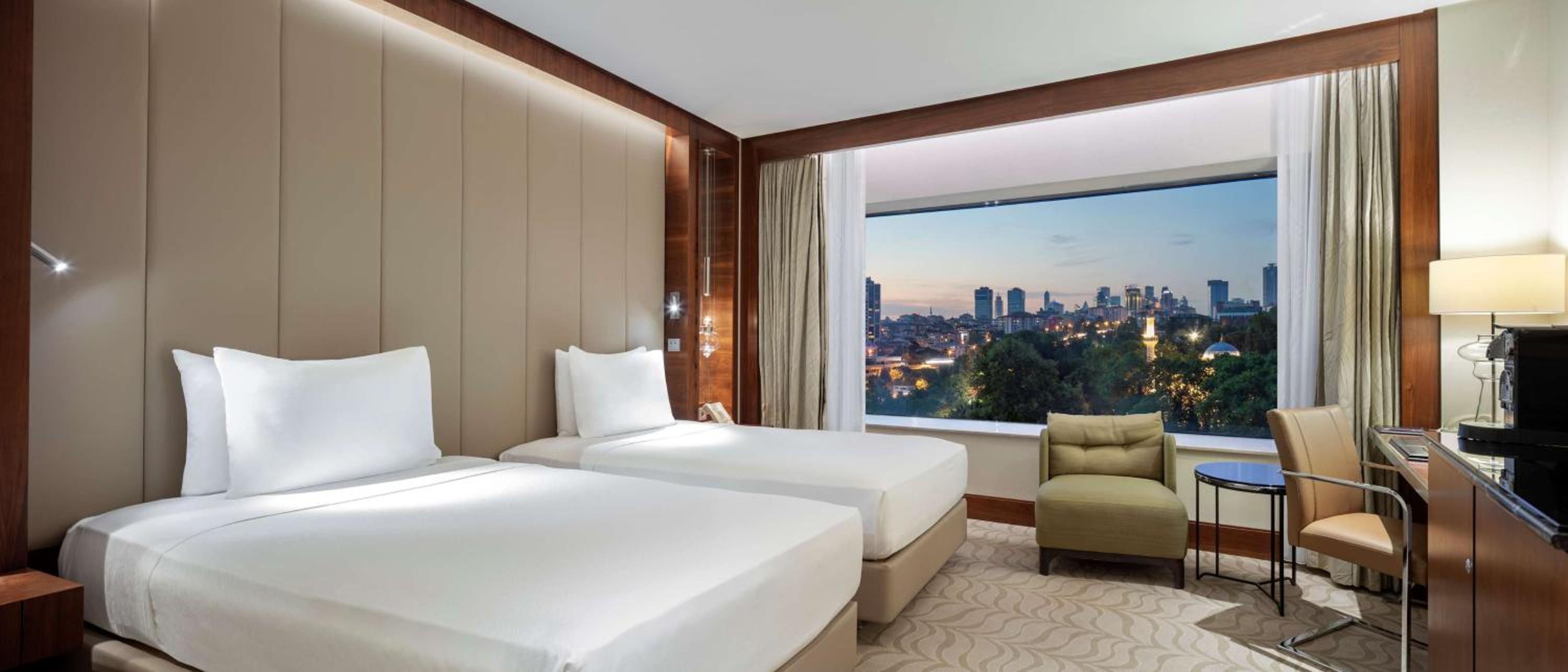 Deluxe Twin Room with Partial Bosphorus View