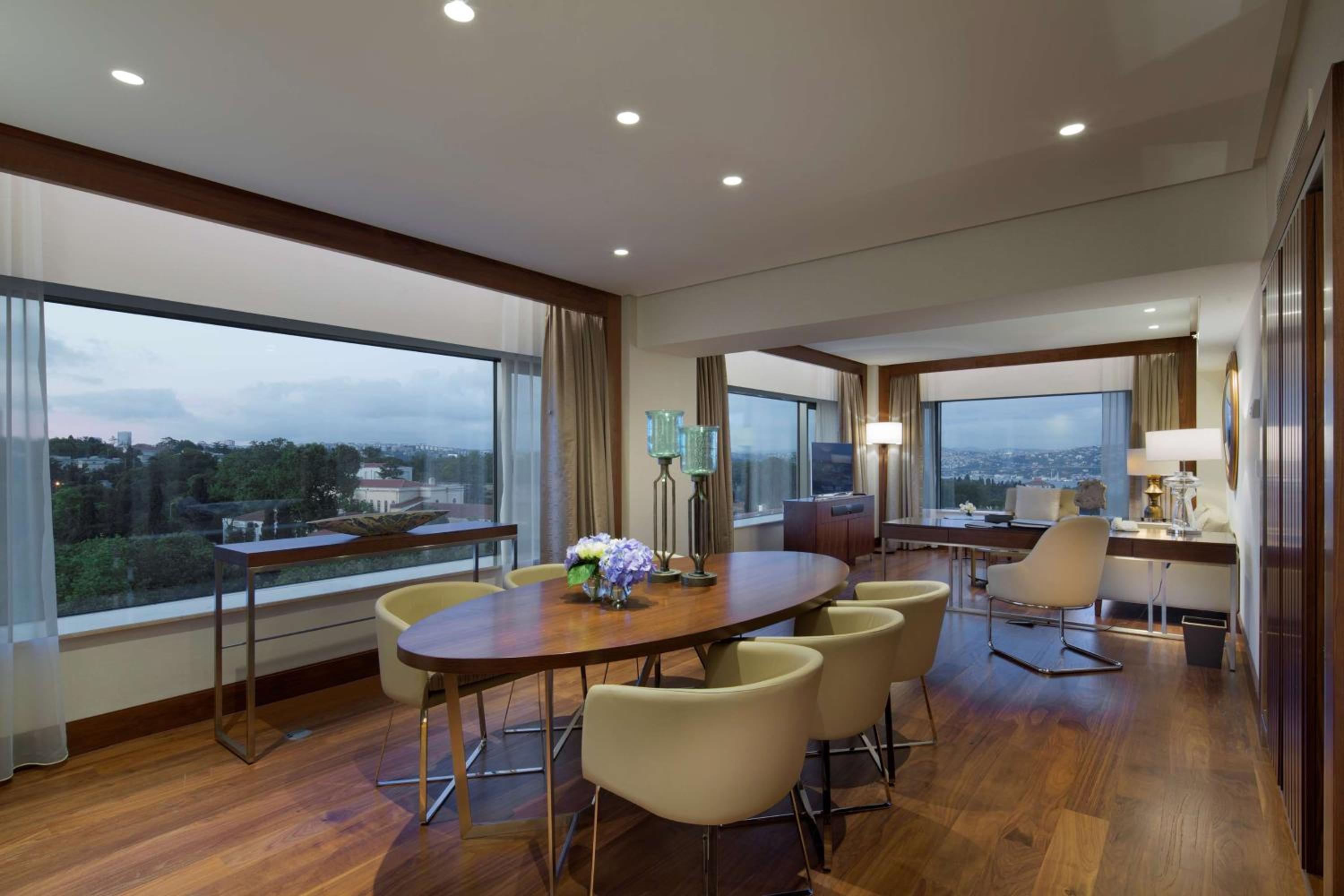 Deluxe Suite with Kitchen and Lounge Access