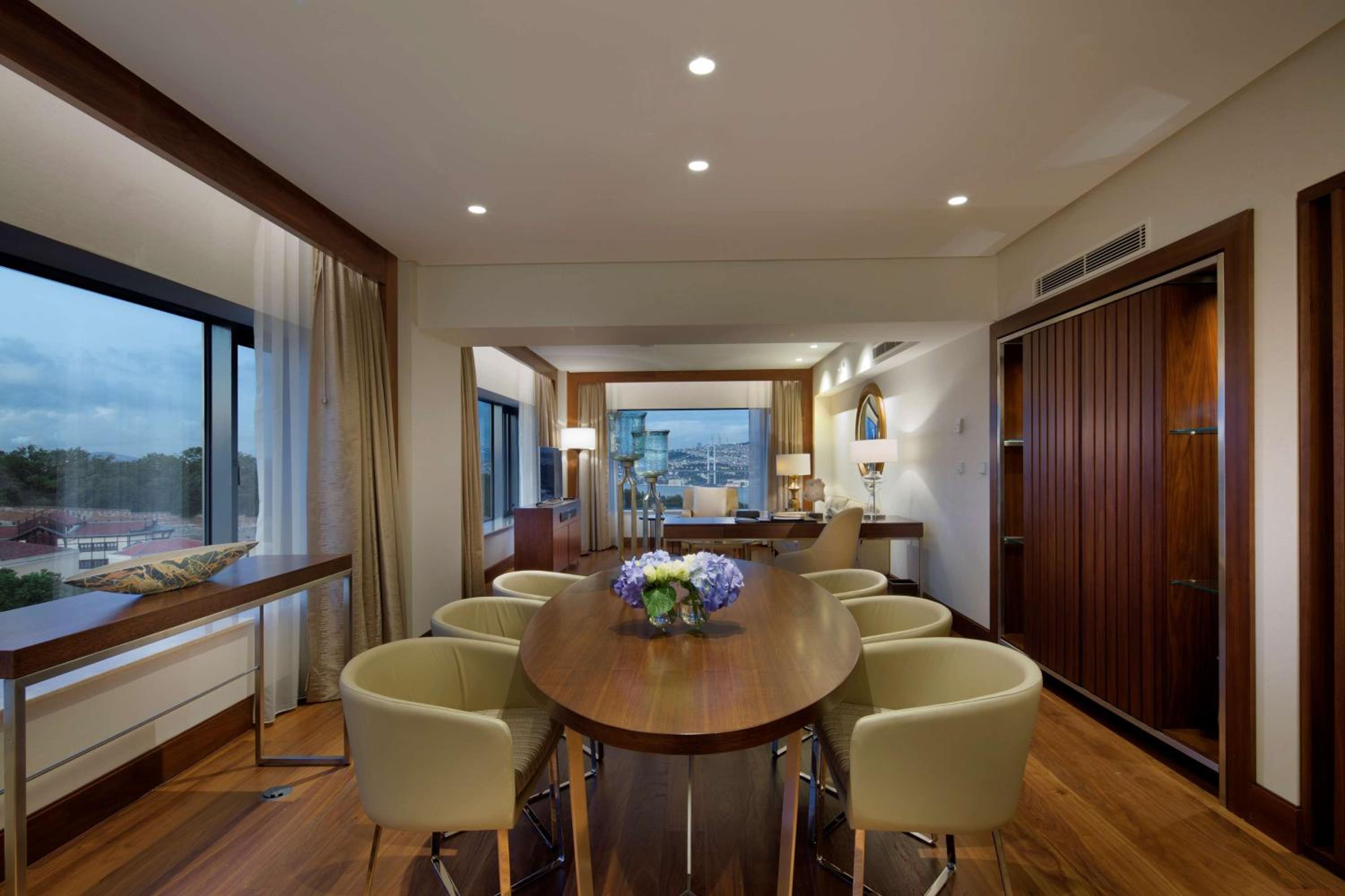 Deluxe Suite with Kitchen and Lounge Access