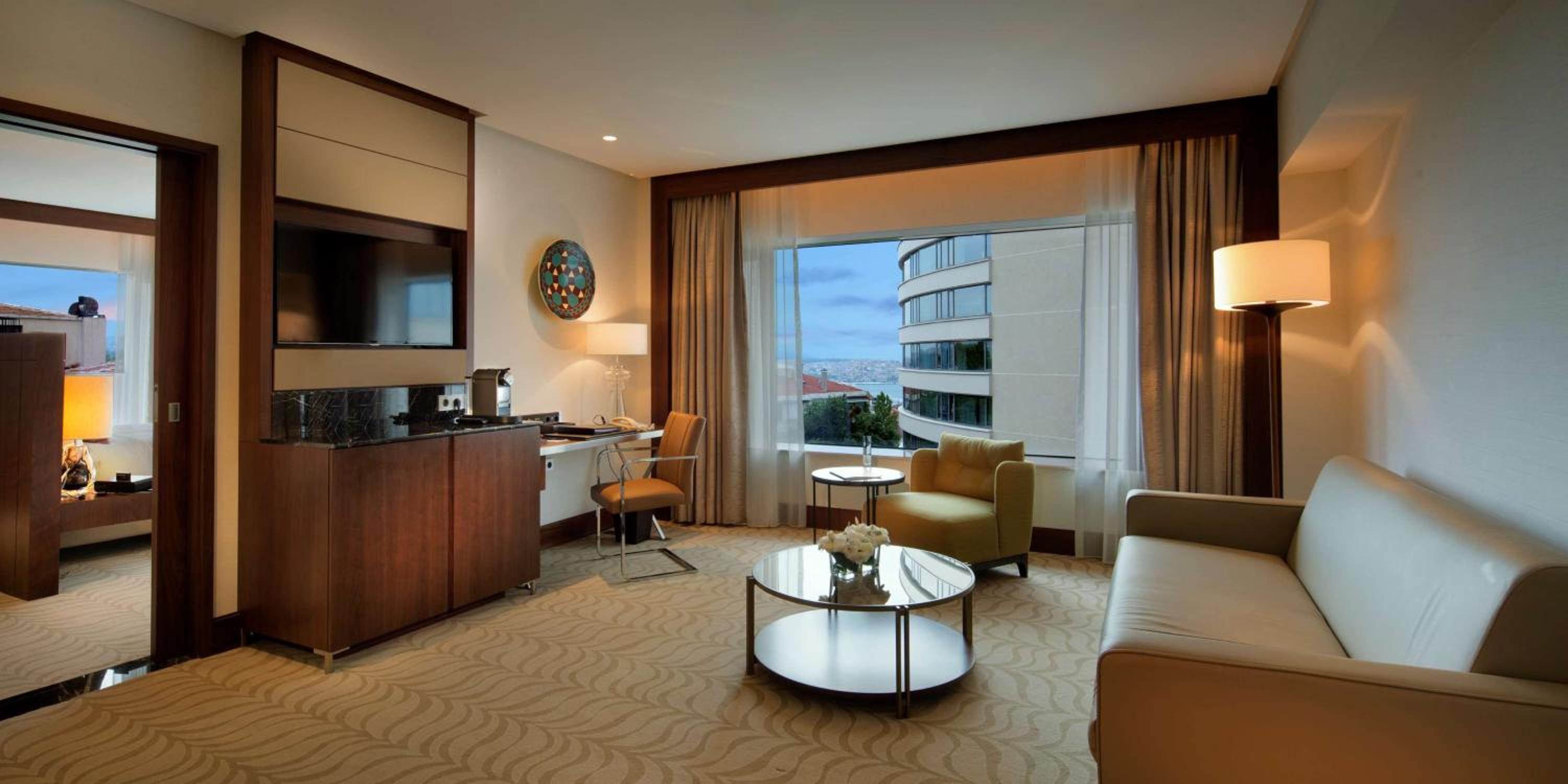 Family Suite with City View thumbnail 6