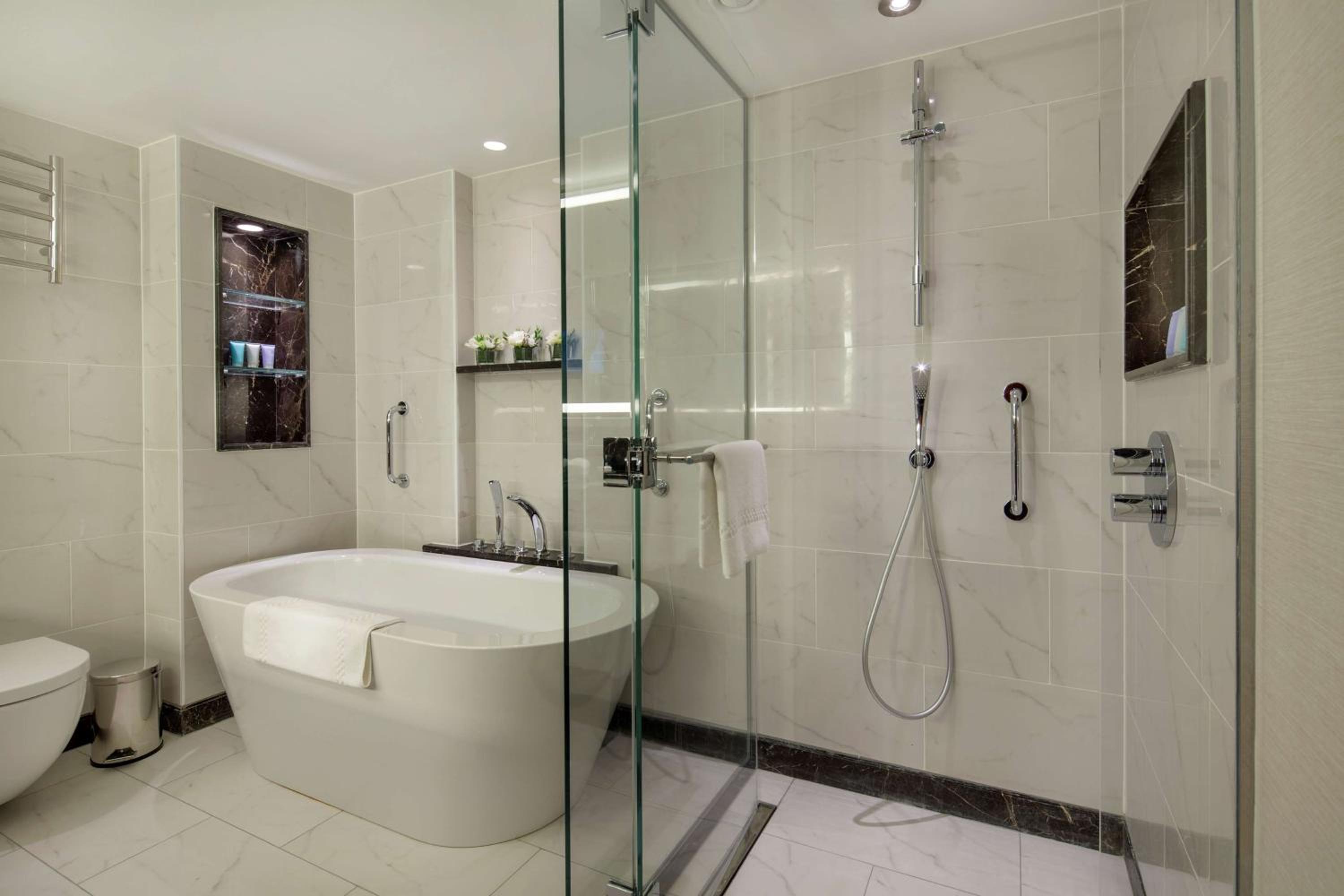 Bosphorus Suite with Lounge Access thumbnail 5