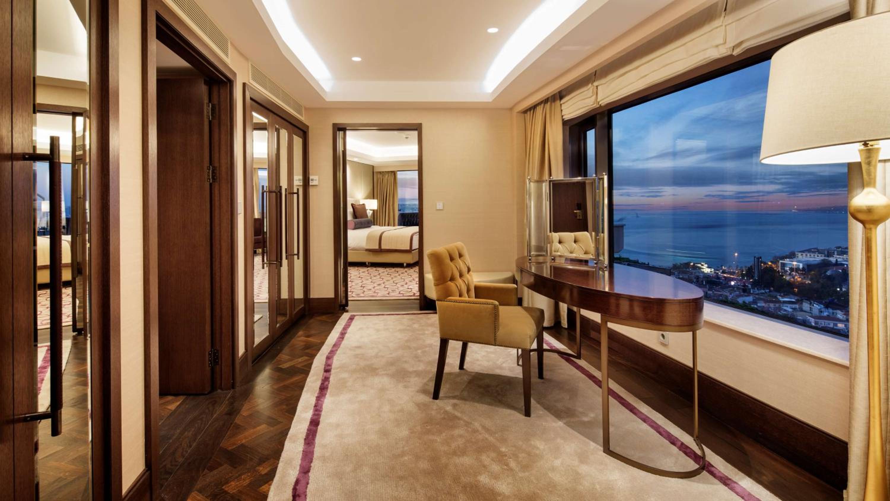 Presidential Suite - Lounge Access thumbnail 5