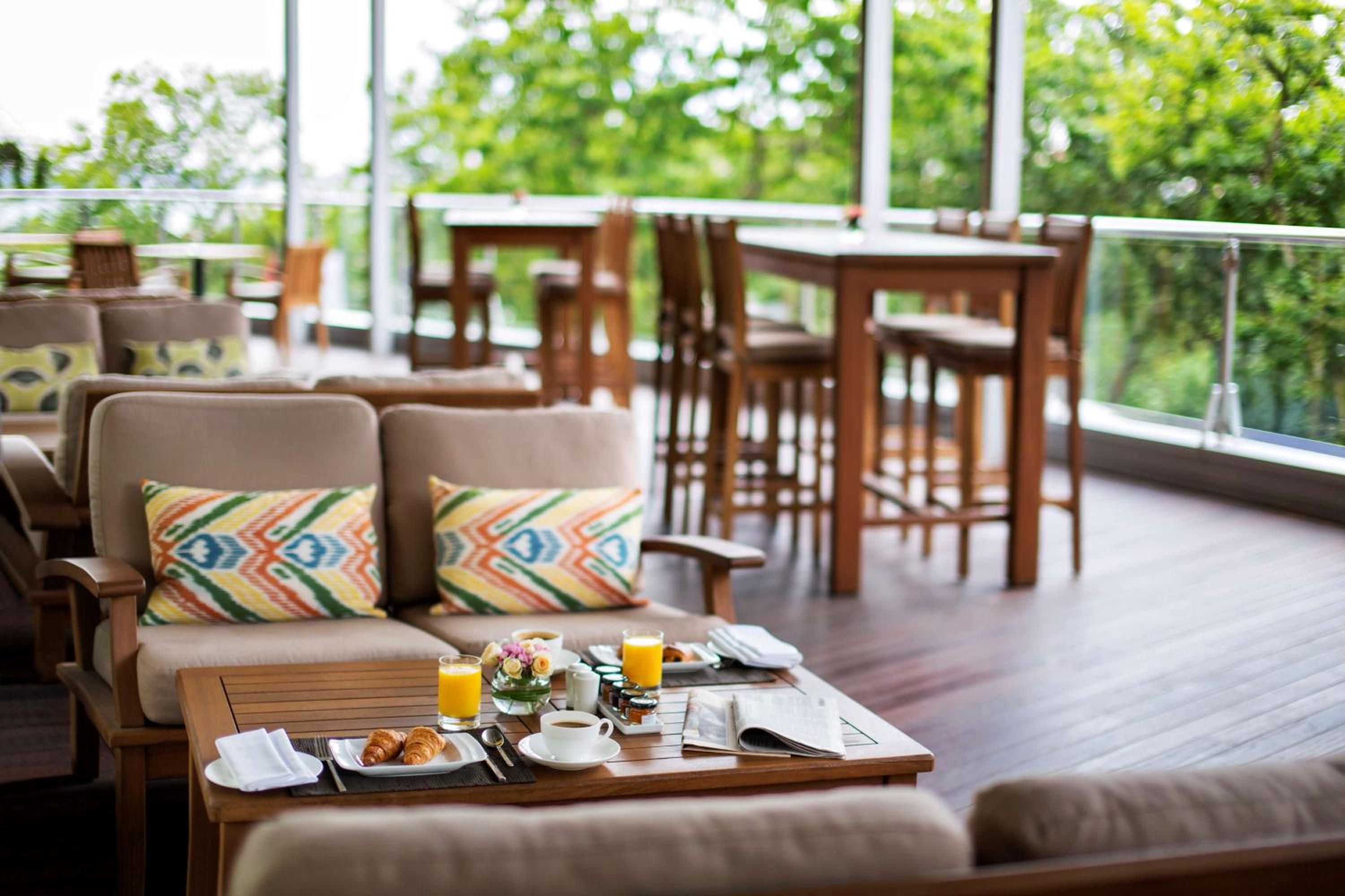 Executive King Room with Park View - Lounge Access thumbnail 5