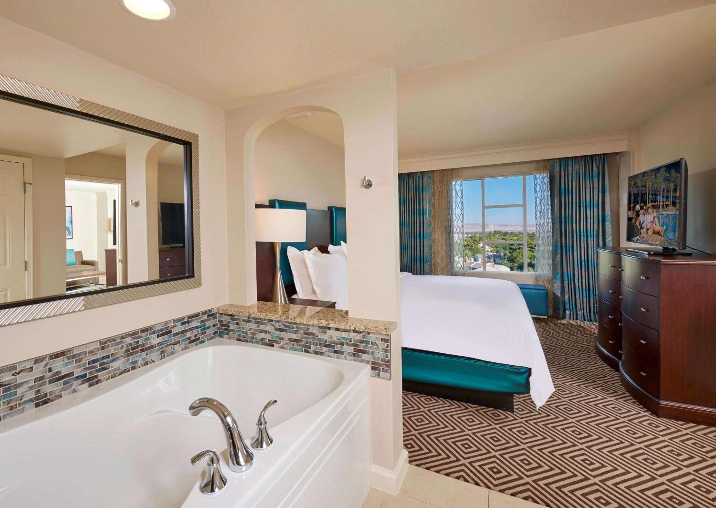 One-Bedroom King Suite with Sofa Bed thumbnail 6