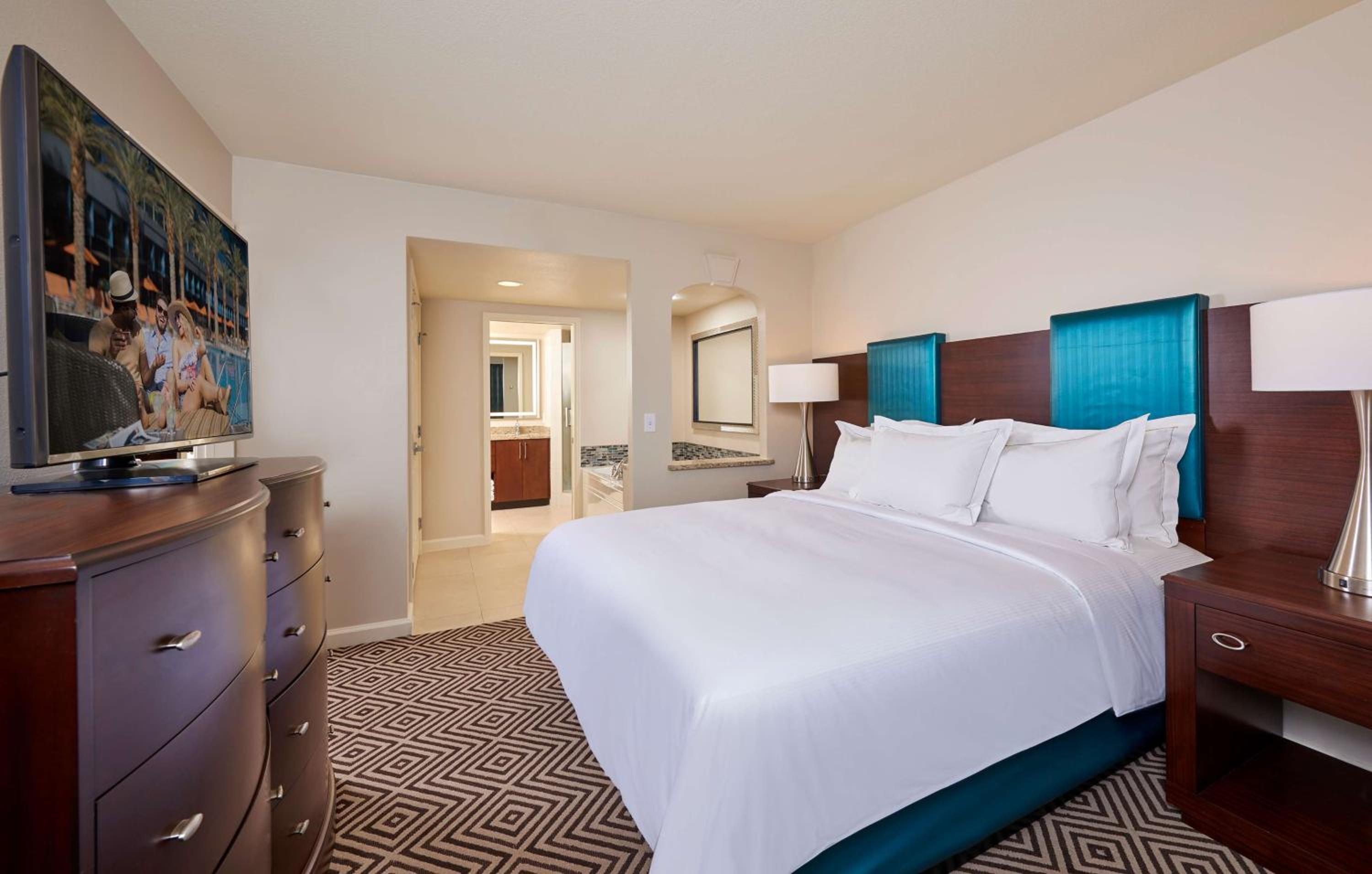 One-Bedroom King Suite with Sofa Bed thumbnail 5