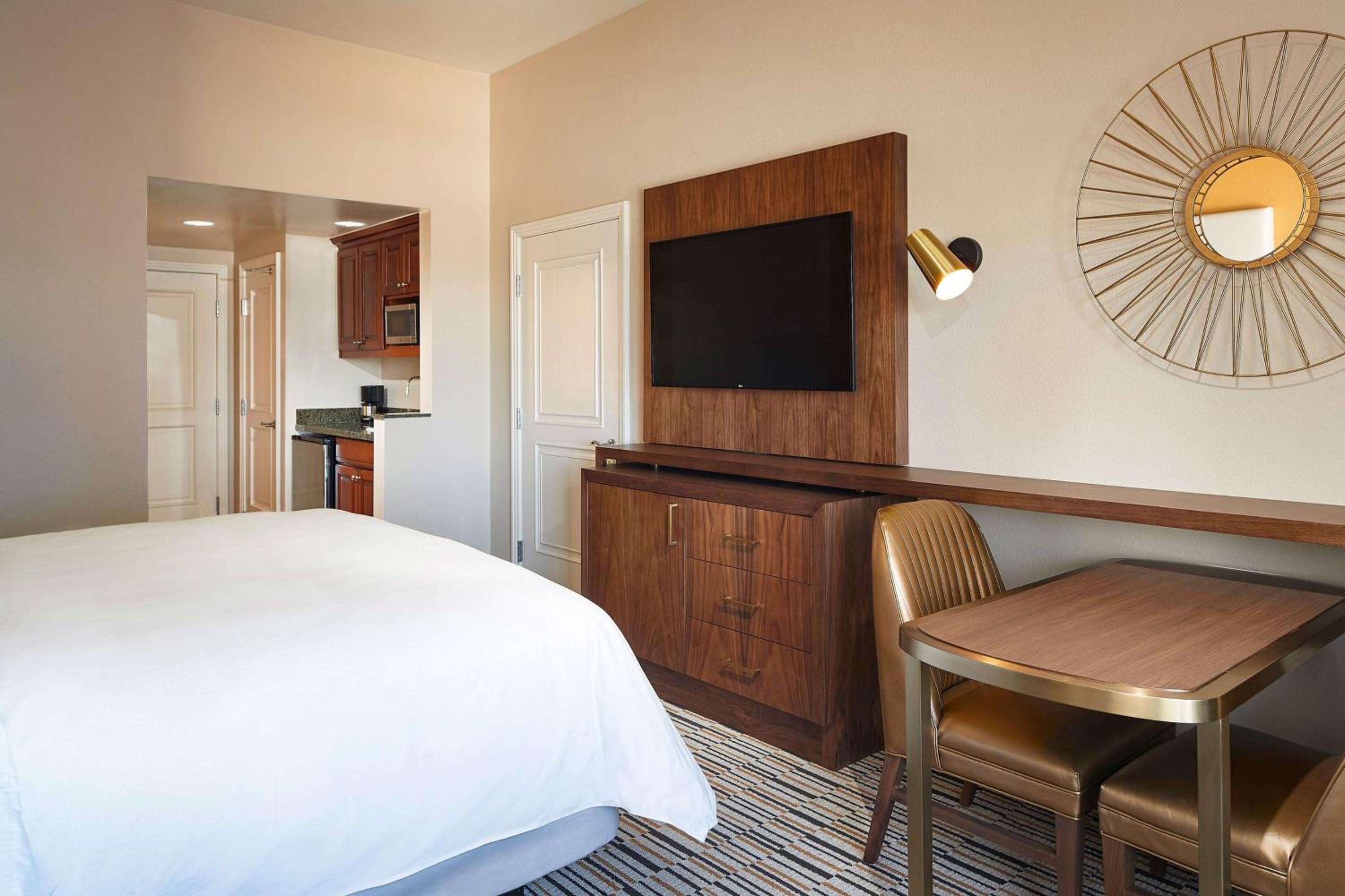 Two Bedroom Suite with Two King Beds and Sofabed thumbnail 5
