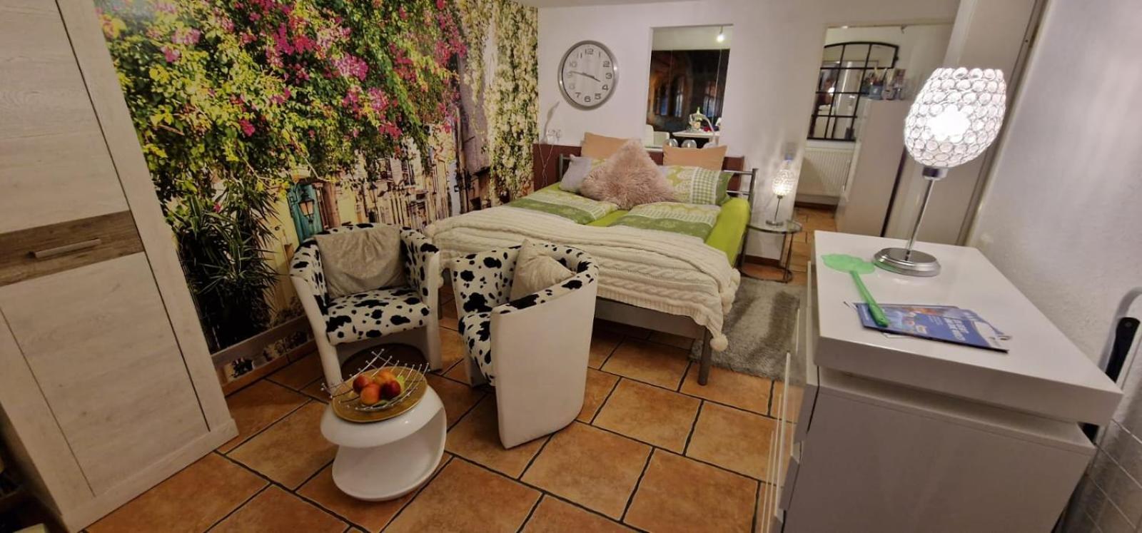 Studio Apartment - Photo 1