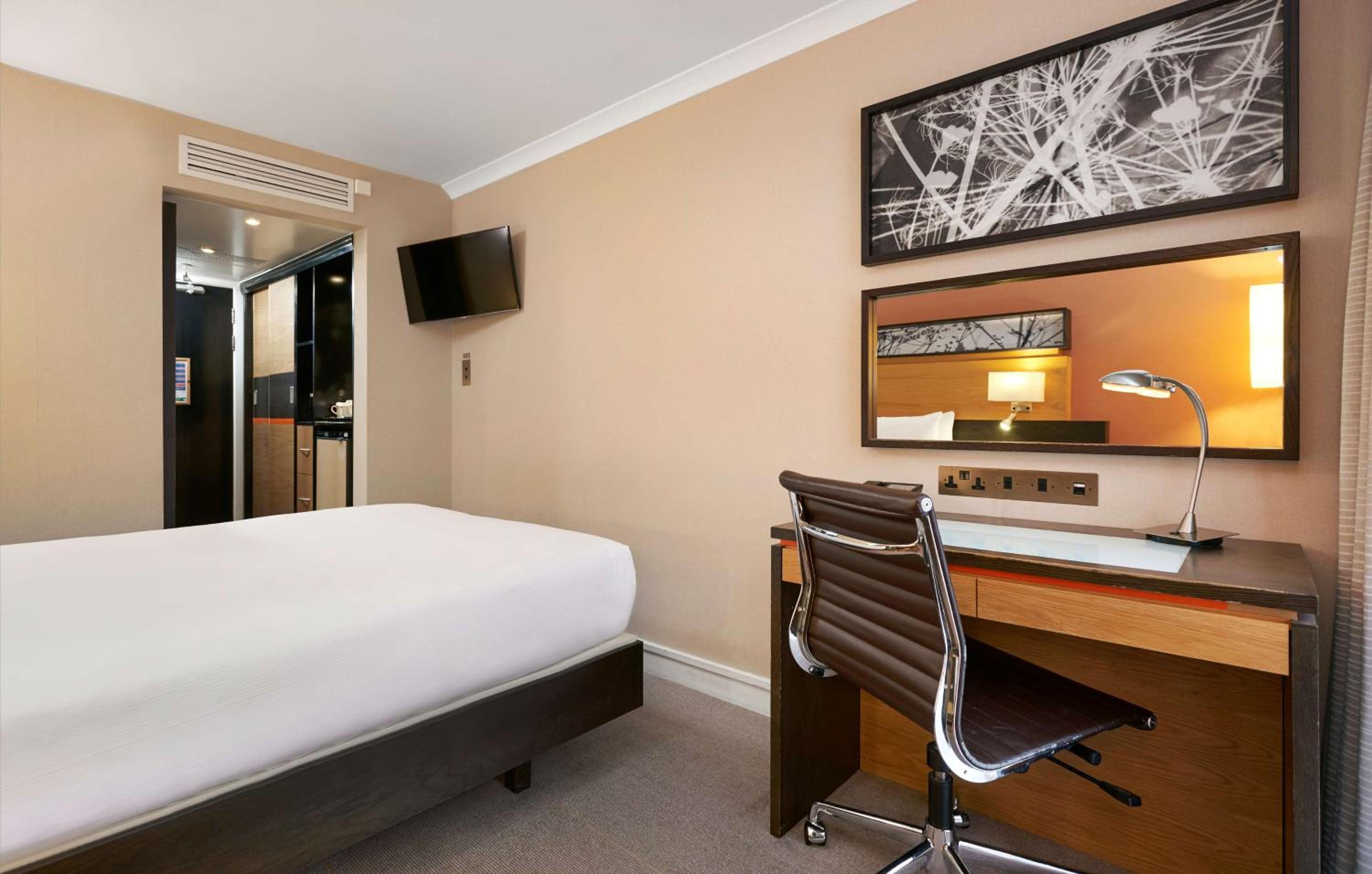 Single Room thumbnail 6