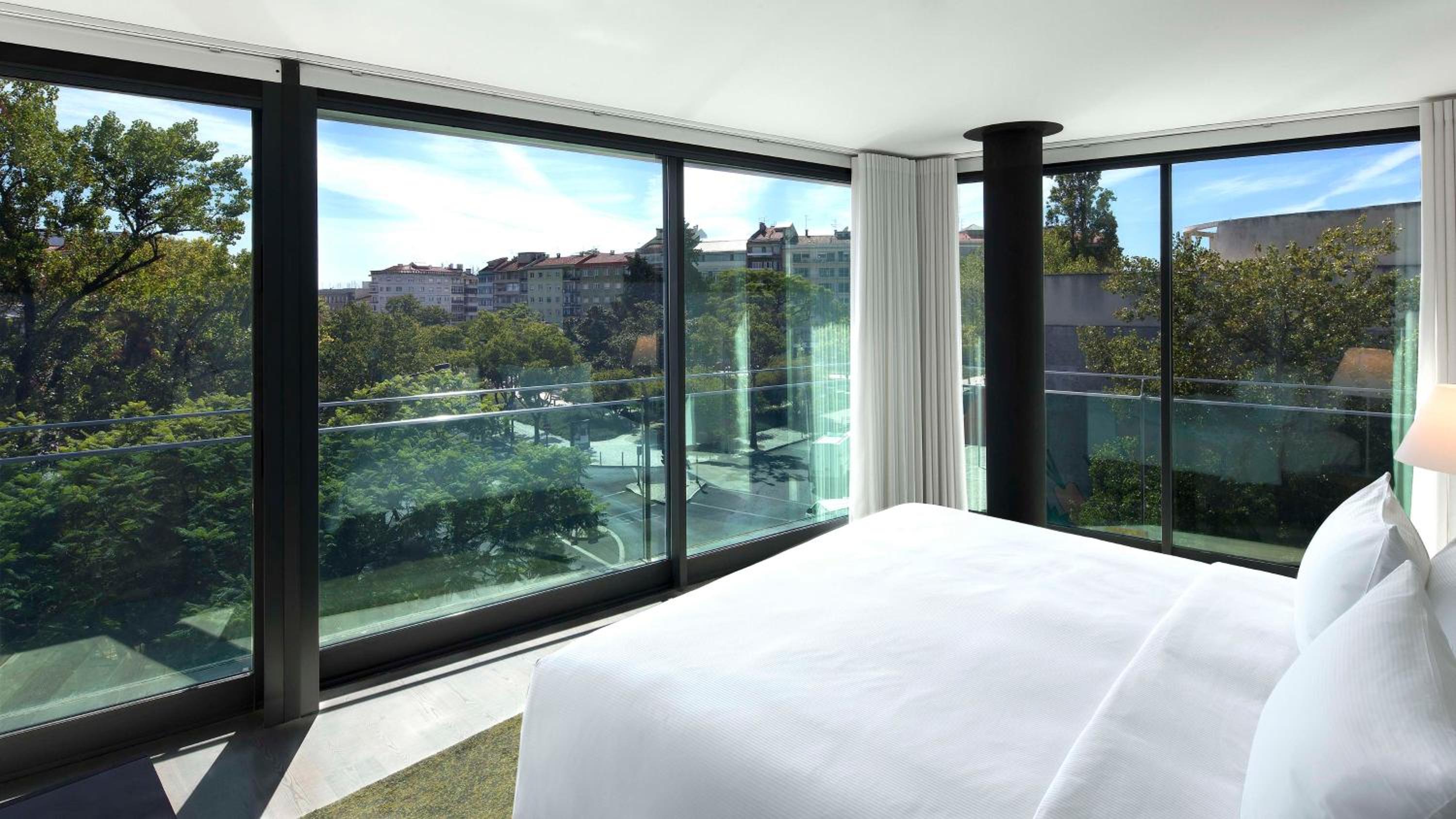 Deluxe King Room with Park View - Photo 7