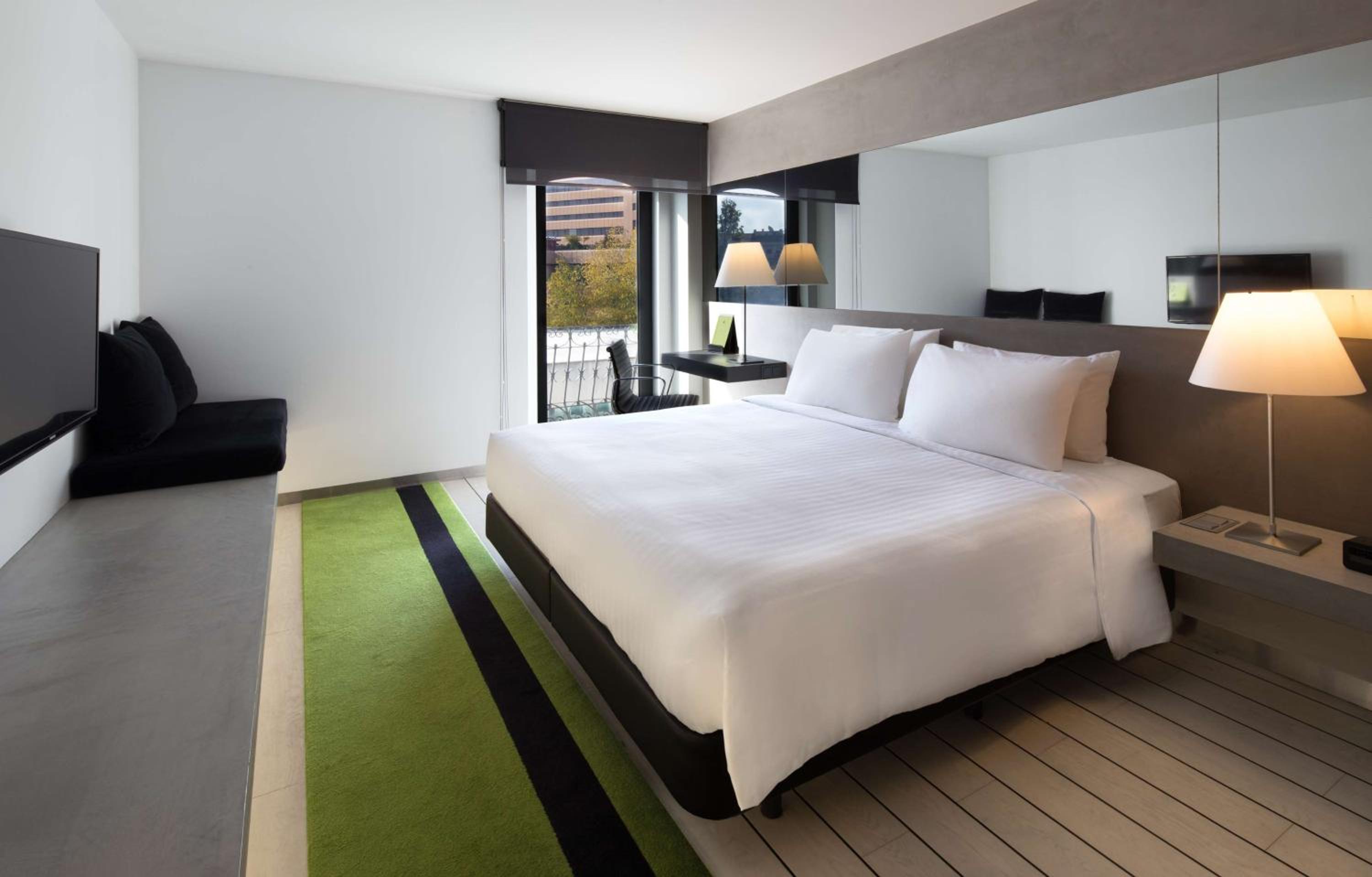 King Guest Room - Photo 11