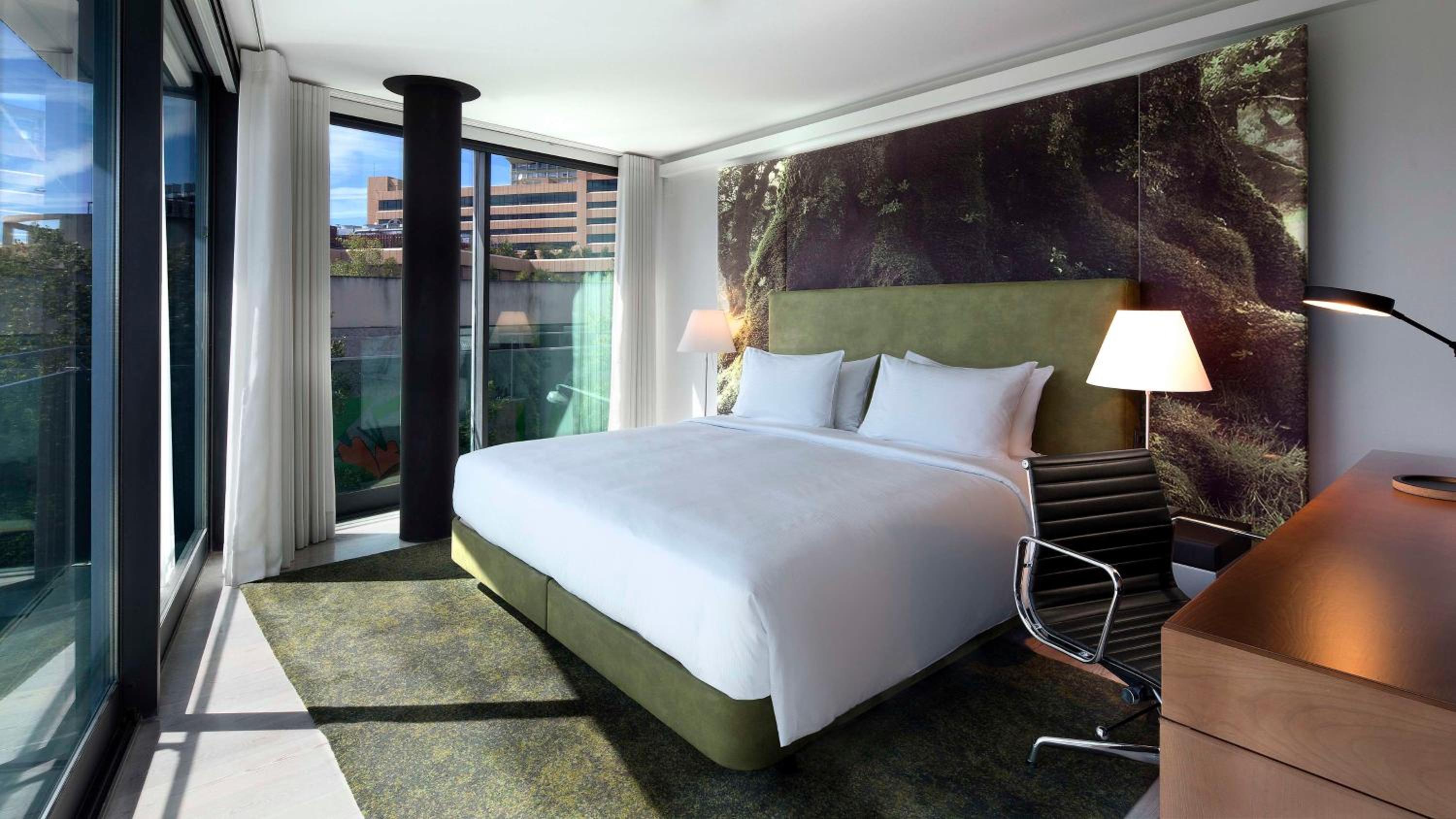 Deluxe King Room with Park View - Photo 6