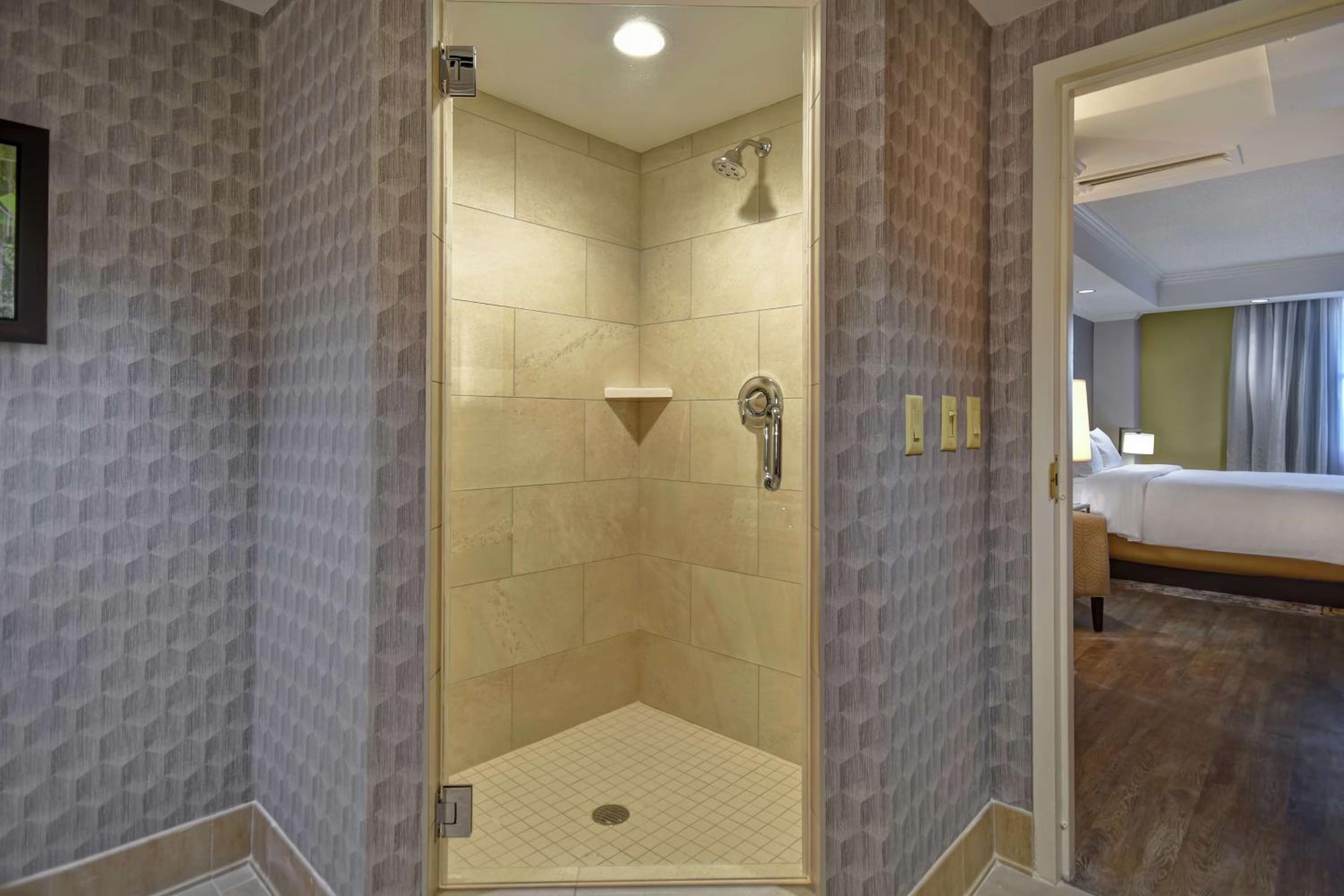 King Suite - Photo 2