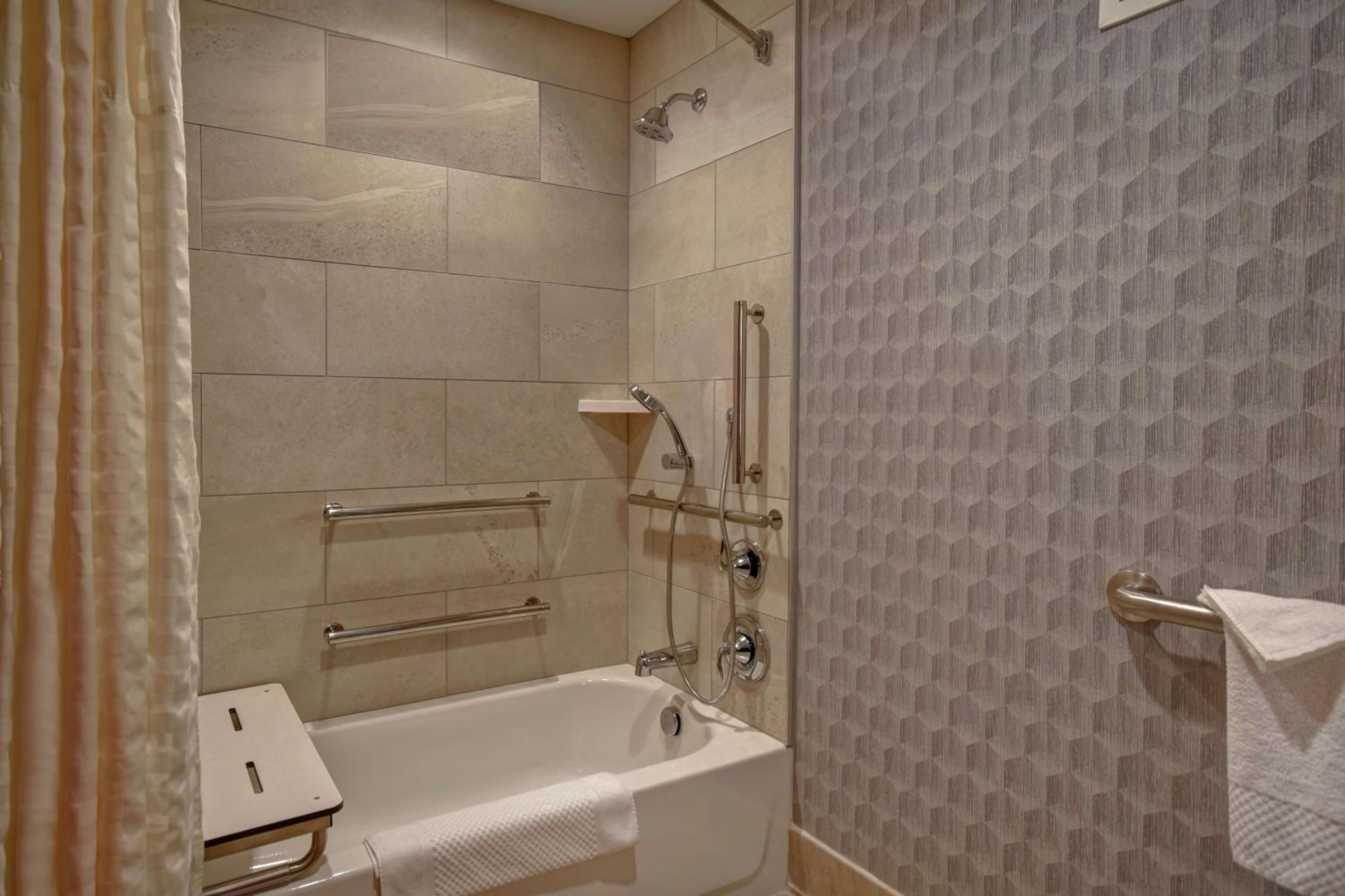 One-Bedroom King Suite with Batch Tub - Mobility Access - Photo 4