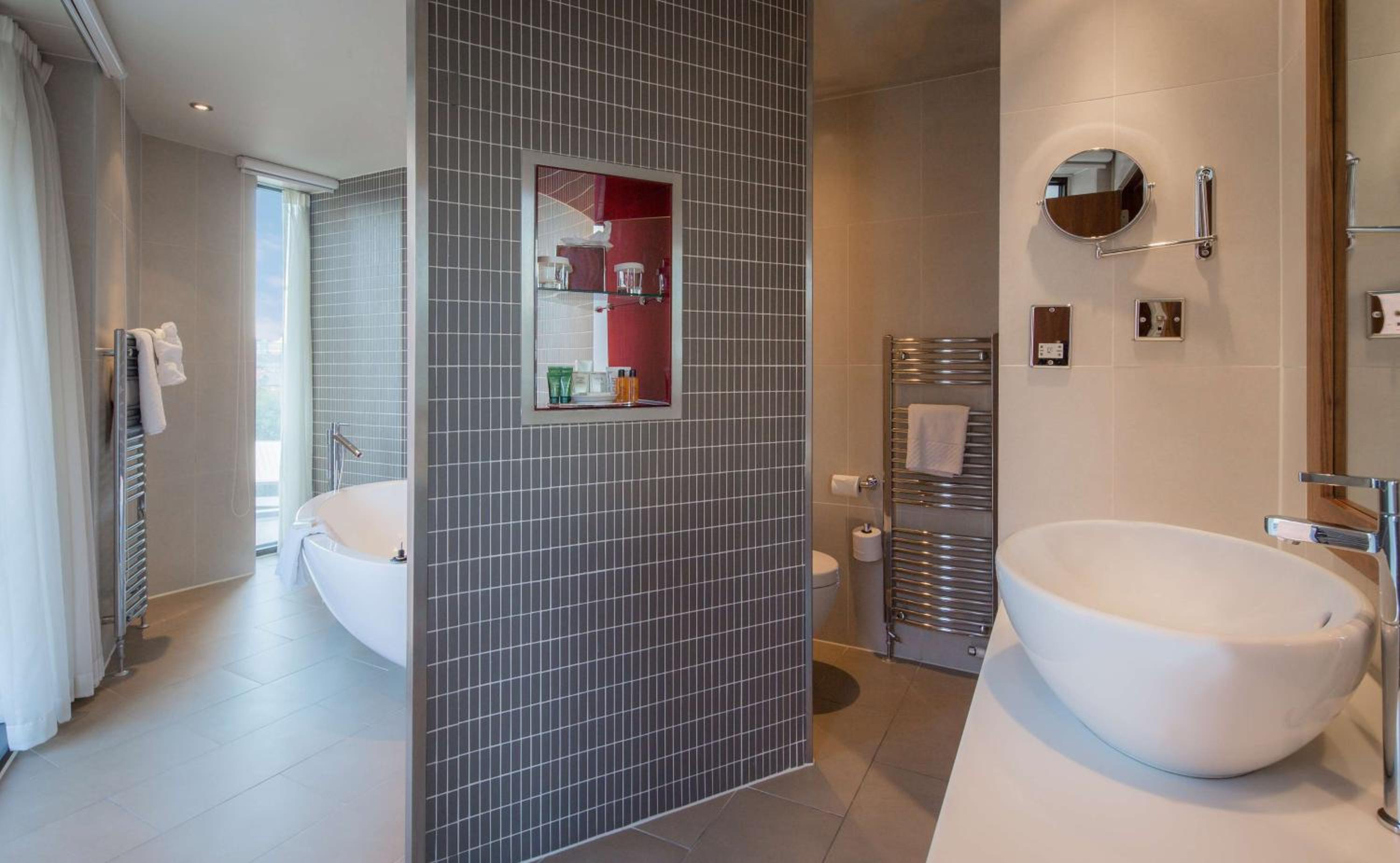 Corner King Suite - Photo 4