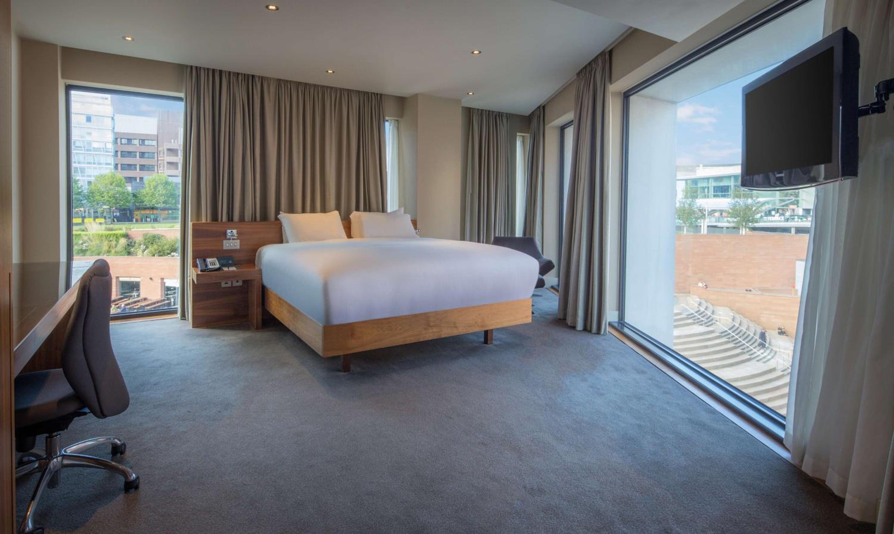 Corner King Suite - Photo 3