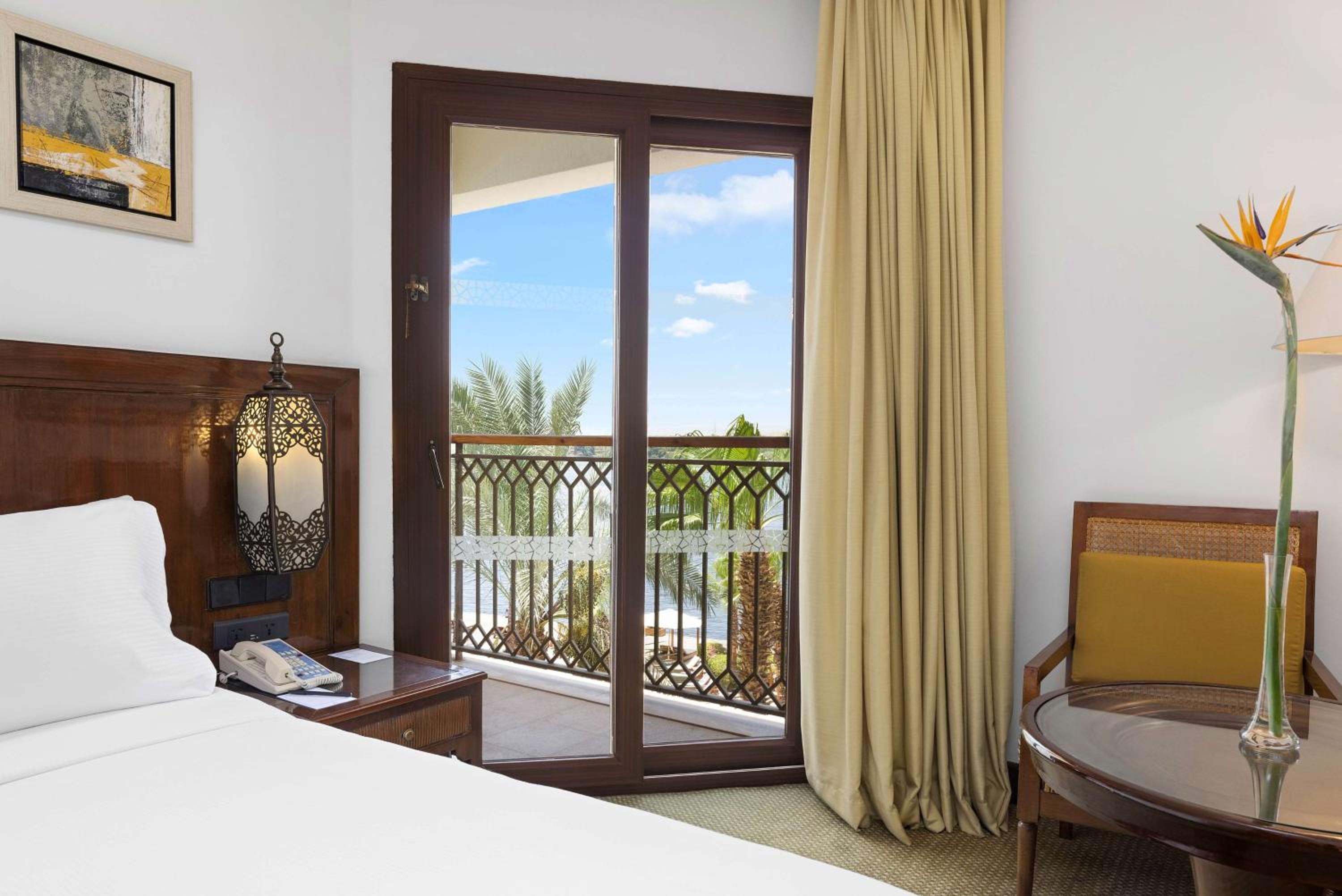One-Bedroom Guest King Room with River View