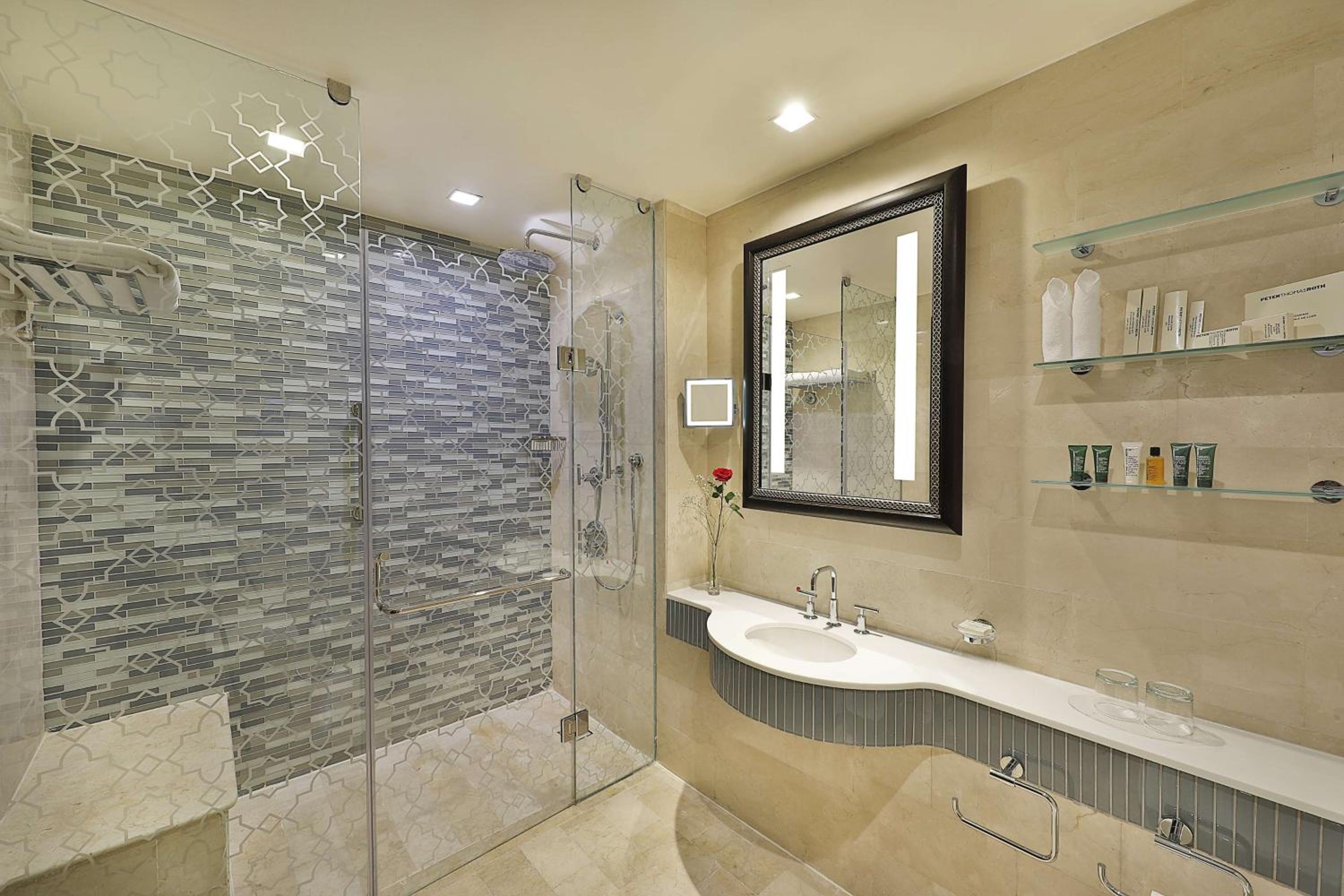 One-Bedroom King Suite with City View - Photo 3