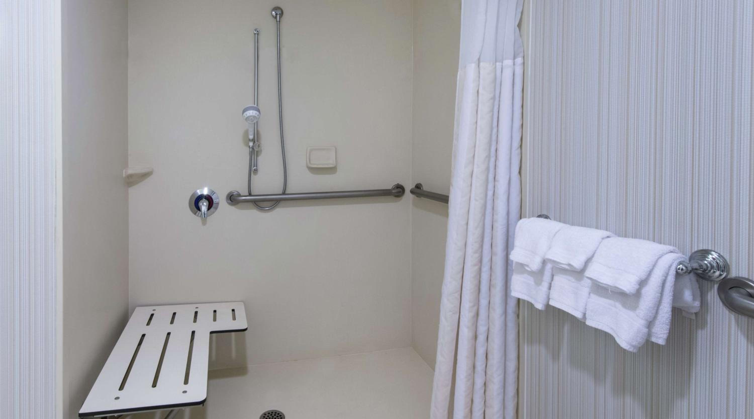 Queen Room with Two Queen Beds and Roll-In Shower - Mobility Access - Photo 4
