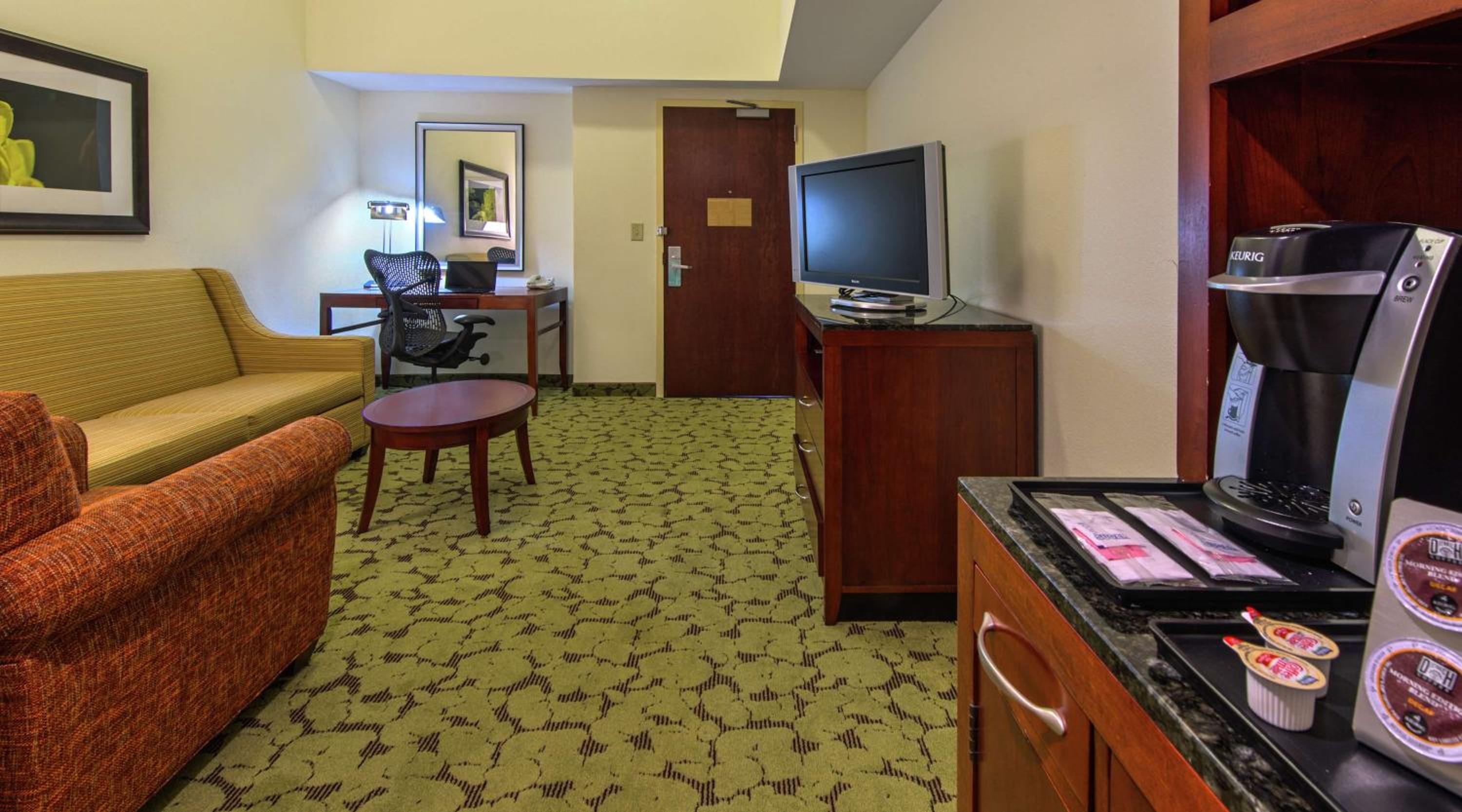 Junior King Suite with Seating Area - Photo 3
