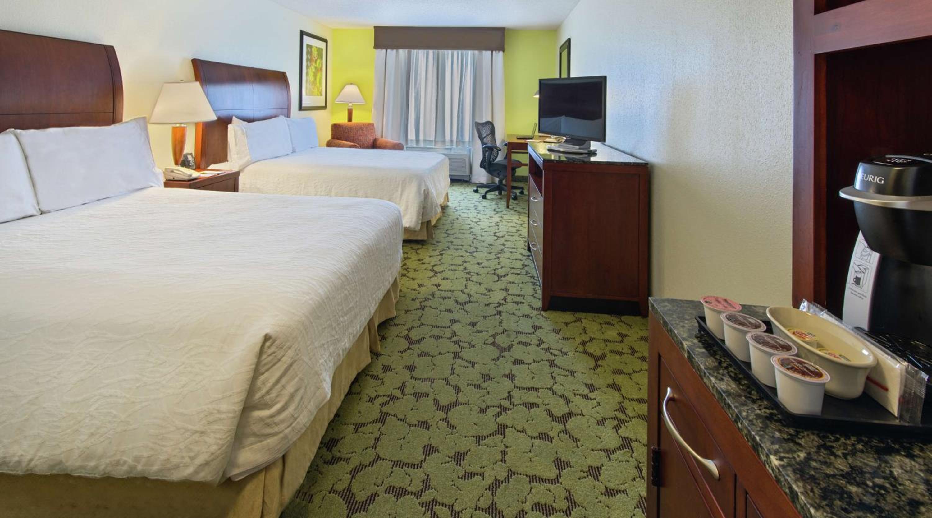 Queen Room with Two Queen Beds - Photo 2