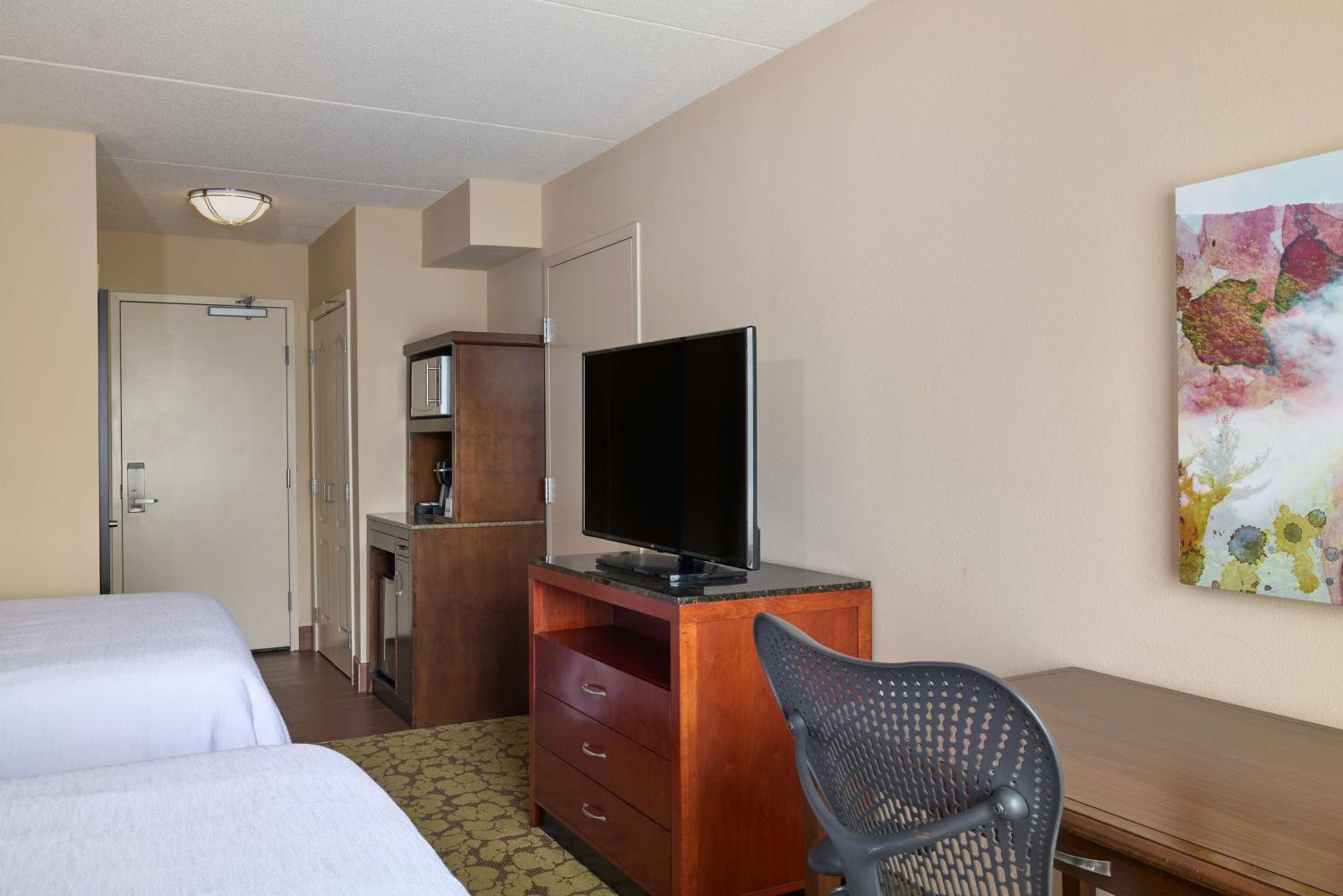 Queen Room with Two Queen Beds - Photo 2