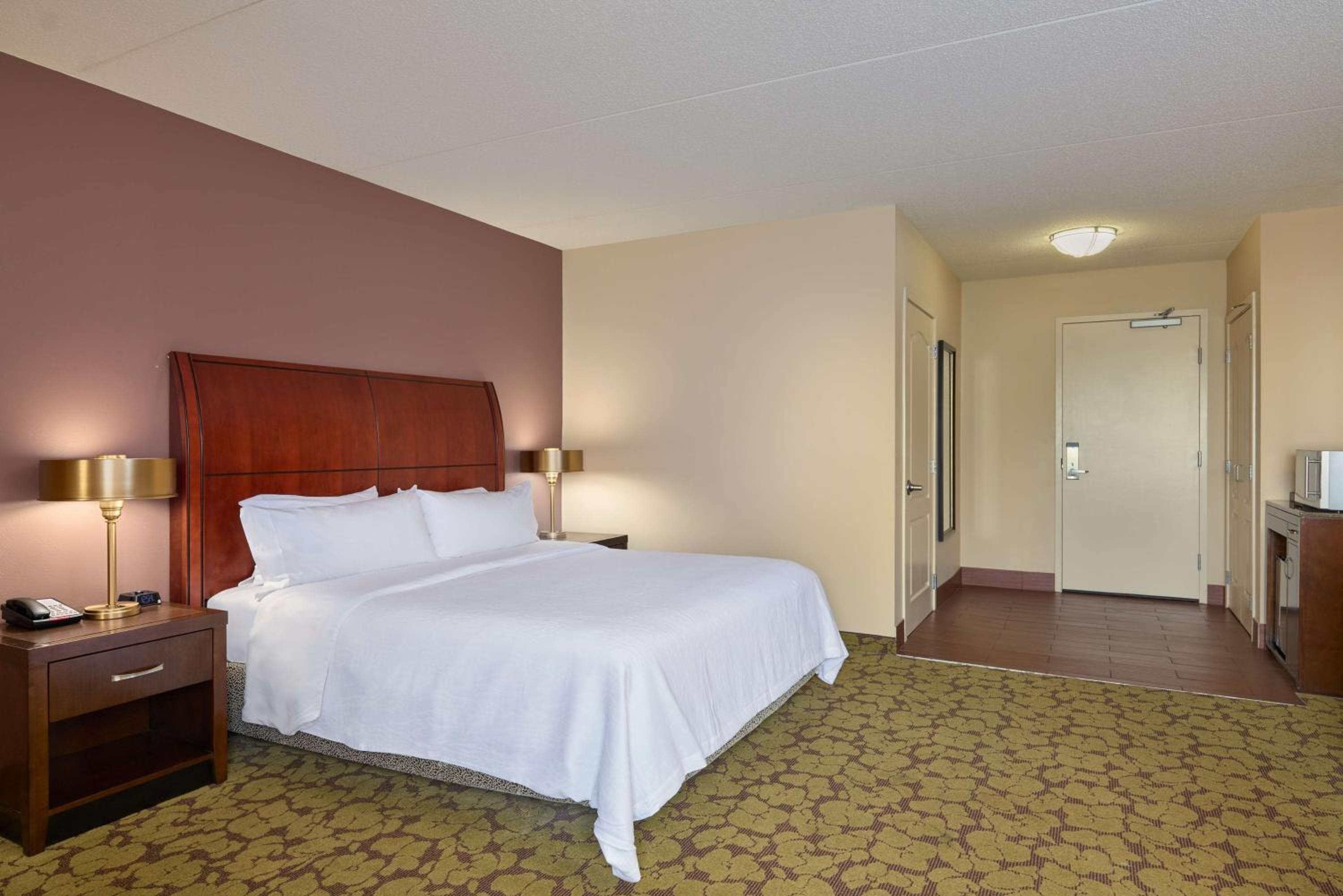 Deluxe King Room with Sofa Bed - Photo 3