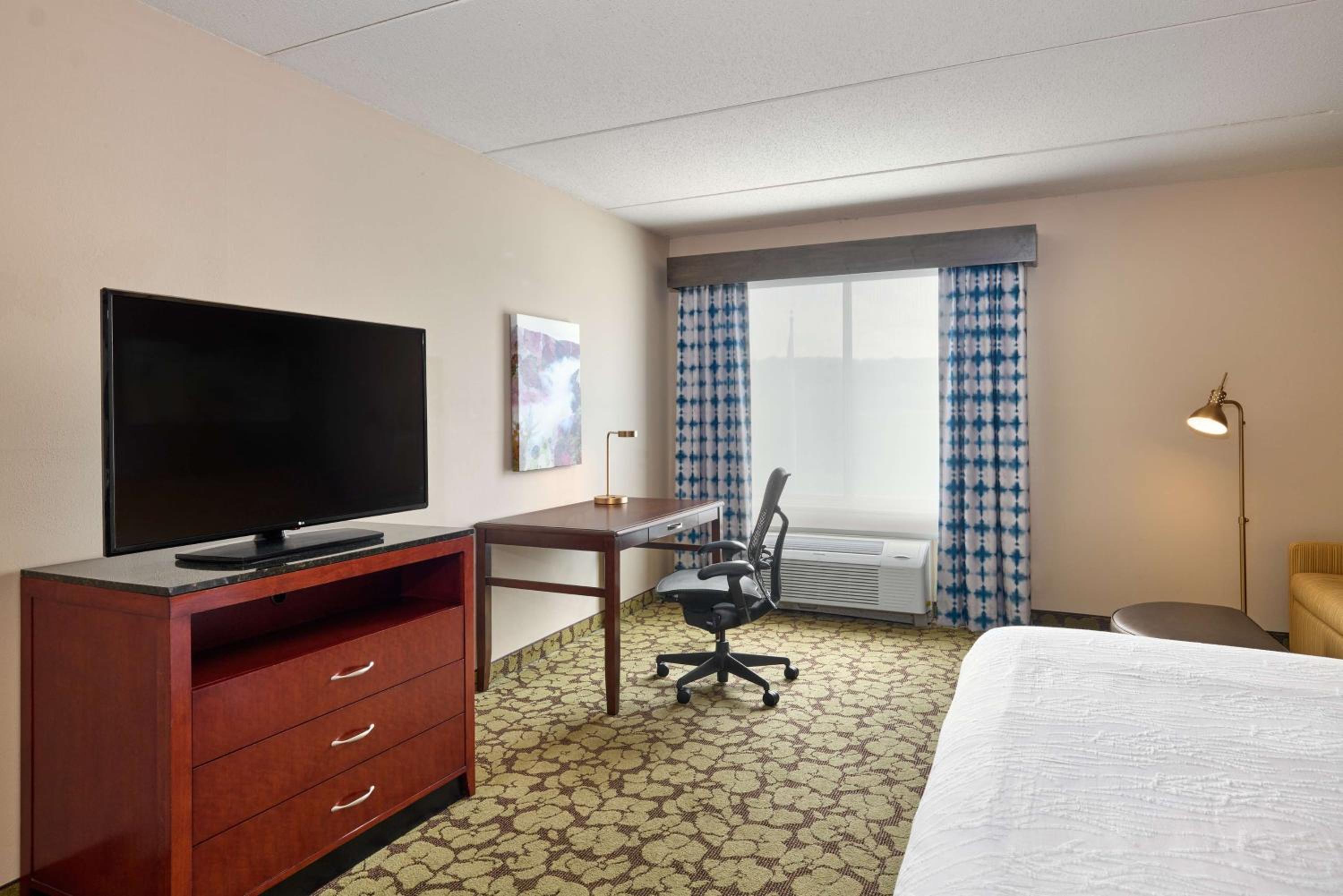 Deluxe King Room with Sofa Bed - Photo 1