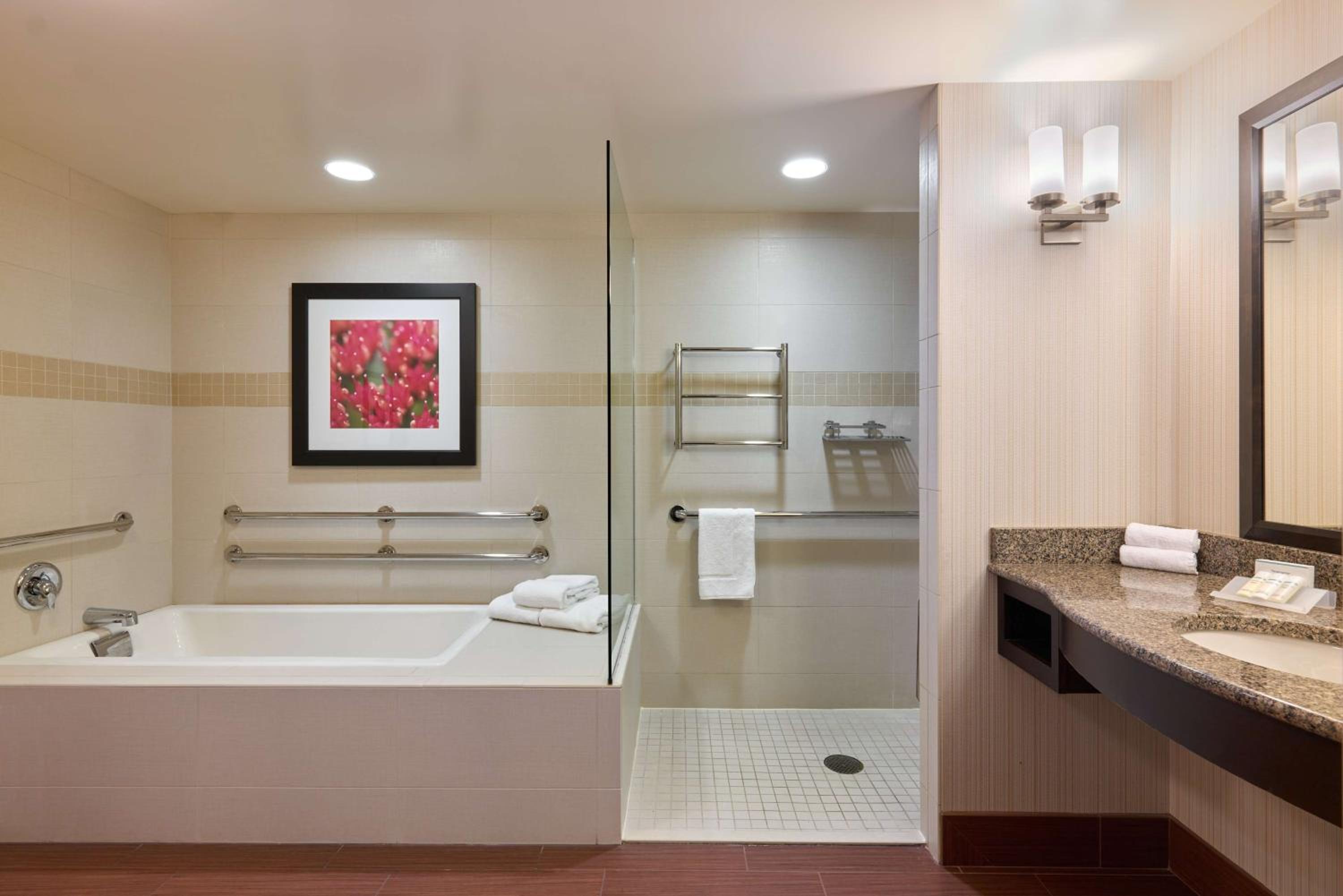 Junior King Suite with Roll-In Shower - Mobility Access - Photo 5