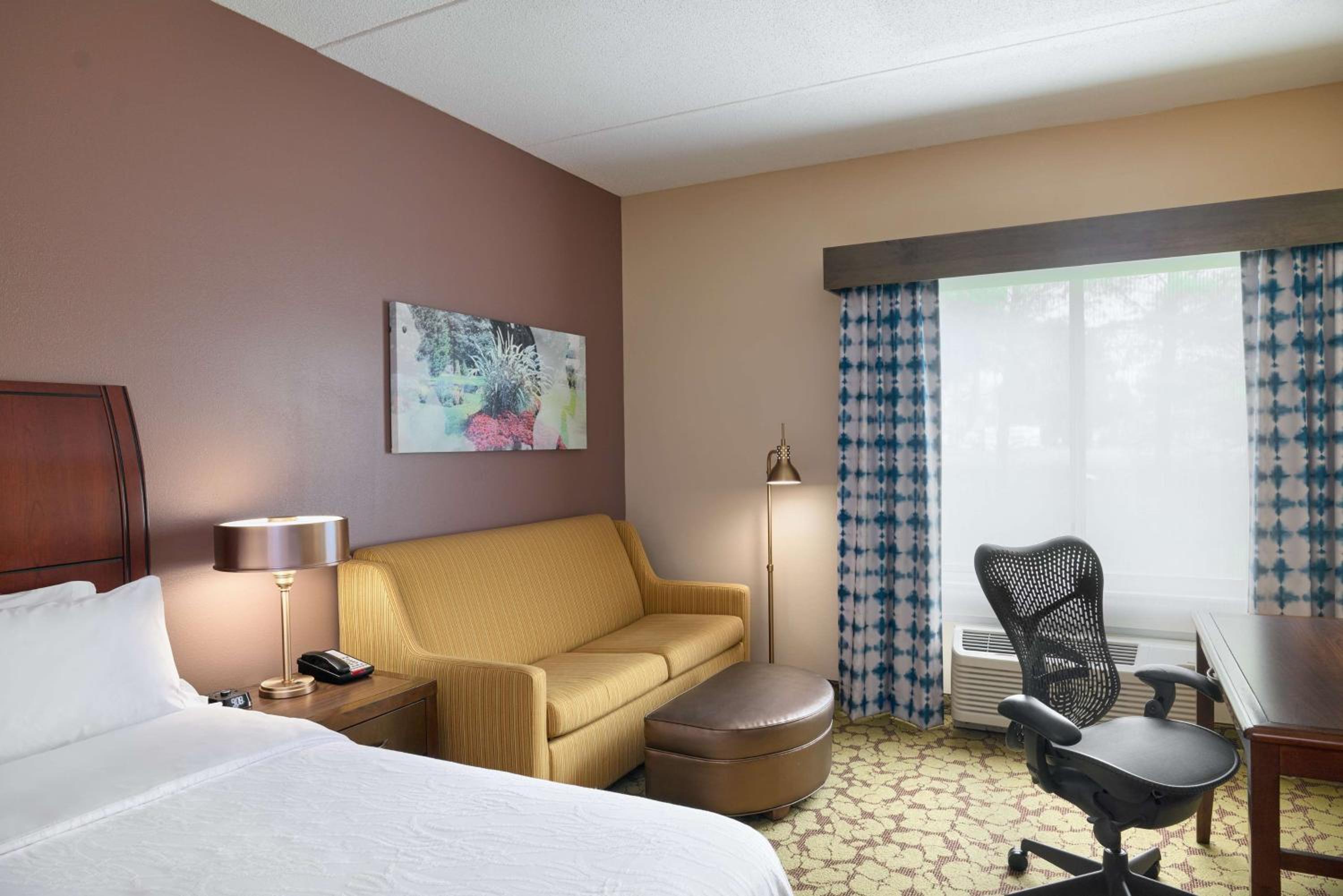King Room with Sofa Bed - Non-Smoking - Photo 2