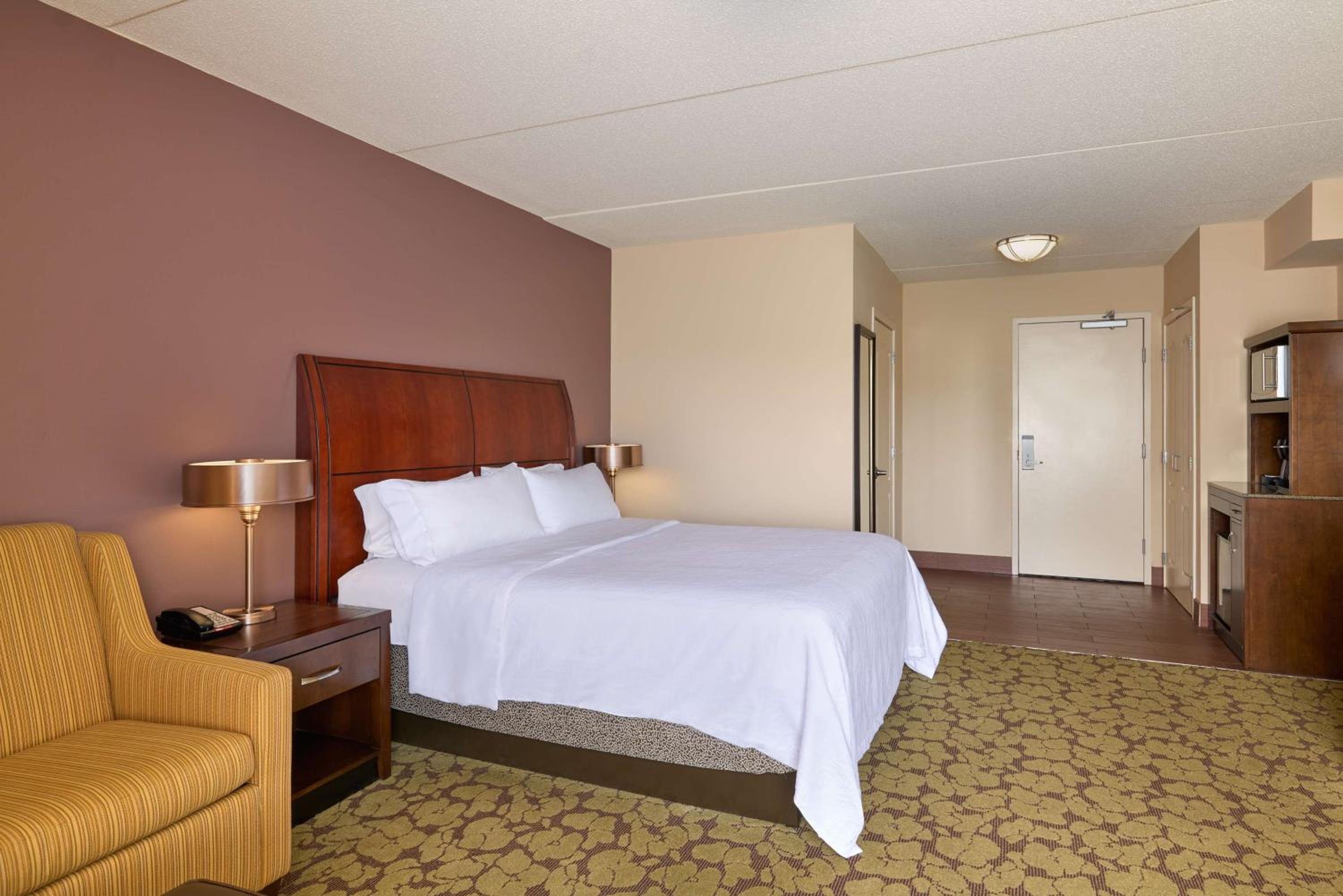Deluxe King Room with Sofa Bed - Photo 2
