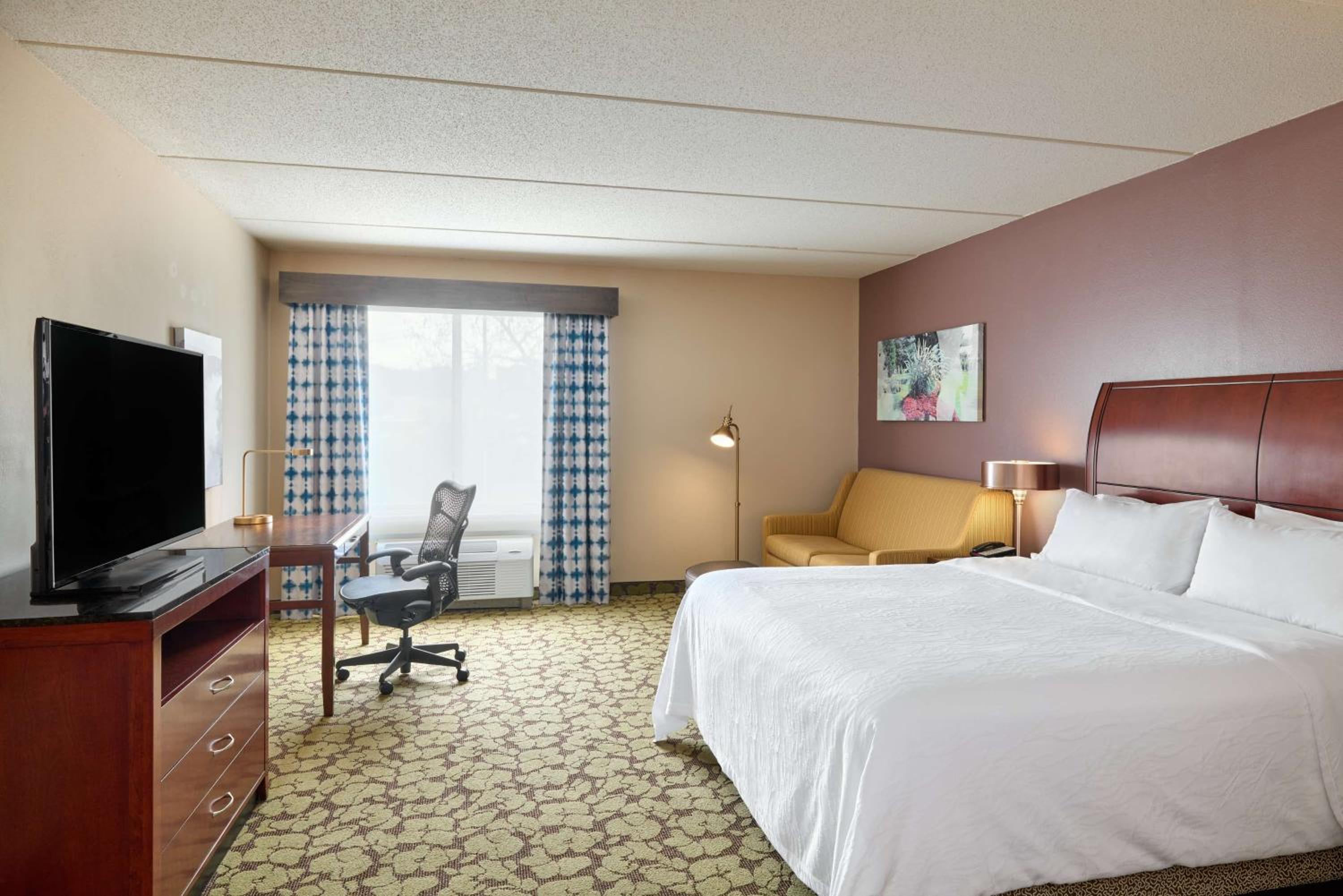 Deluxe King Room with Sofa Bed - Photo 4