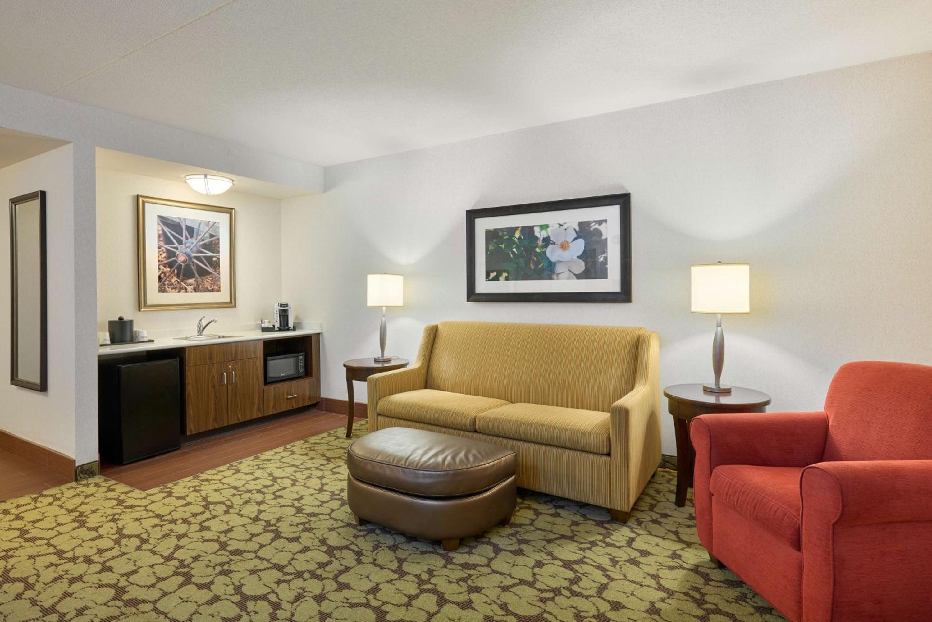 Junior King Suite with Roll-In Shower - Mobility Access - Photo 4