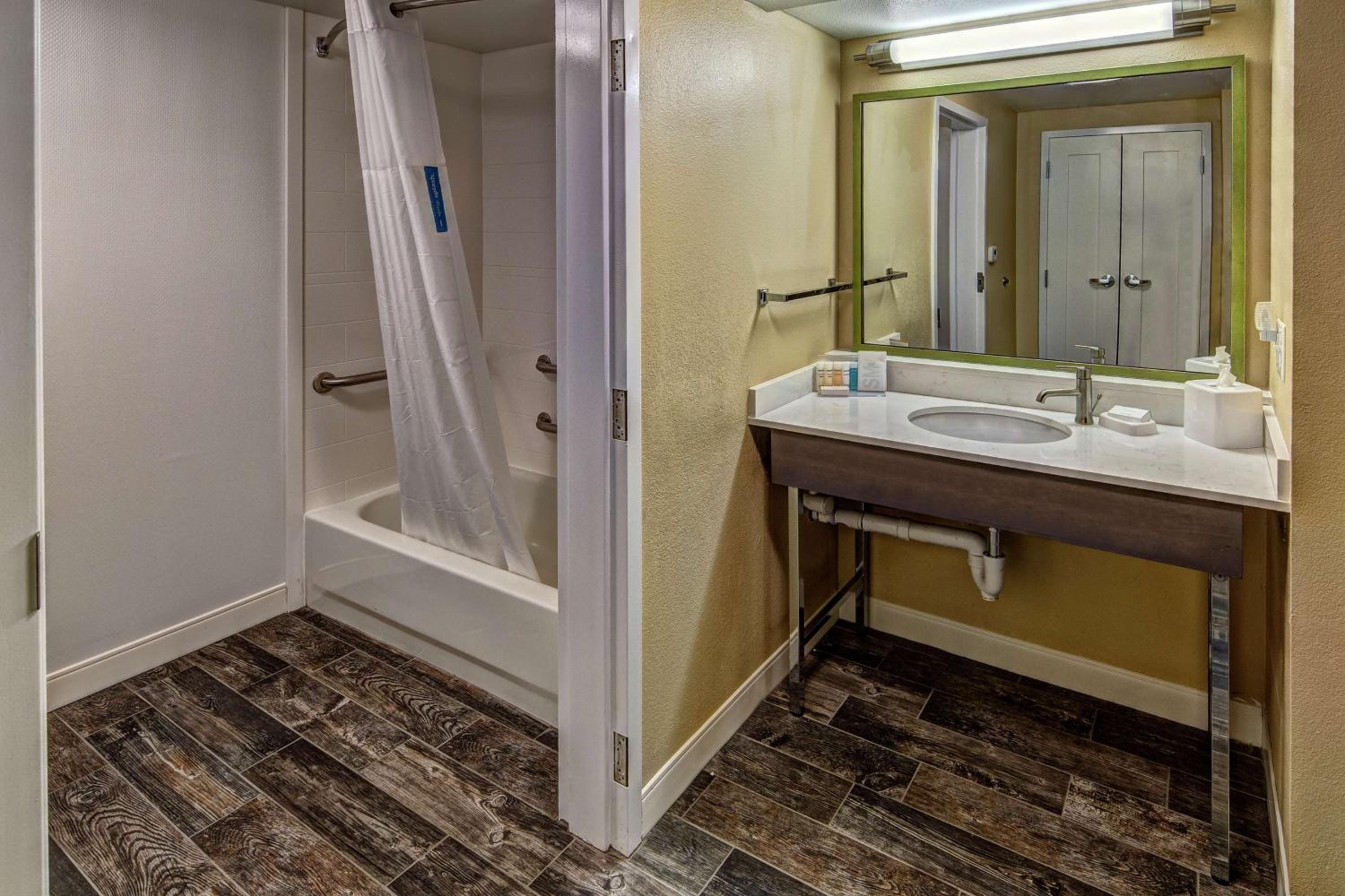 King Suite - Hearing Access/Non-Smoking - Photo 1