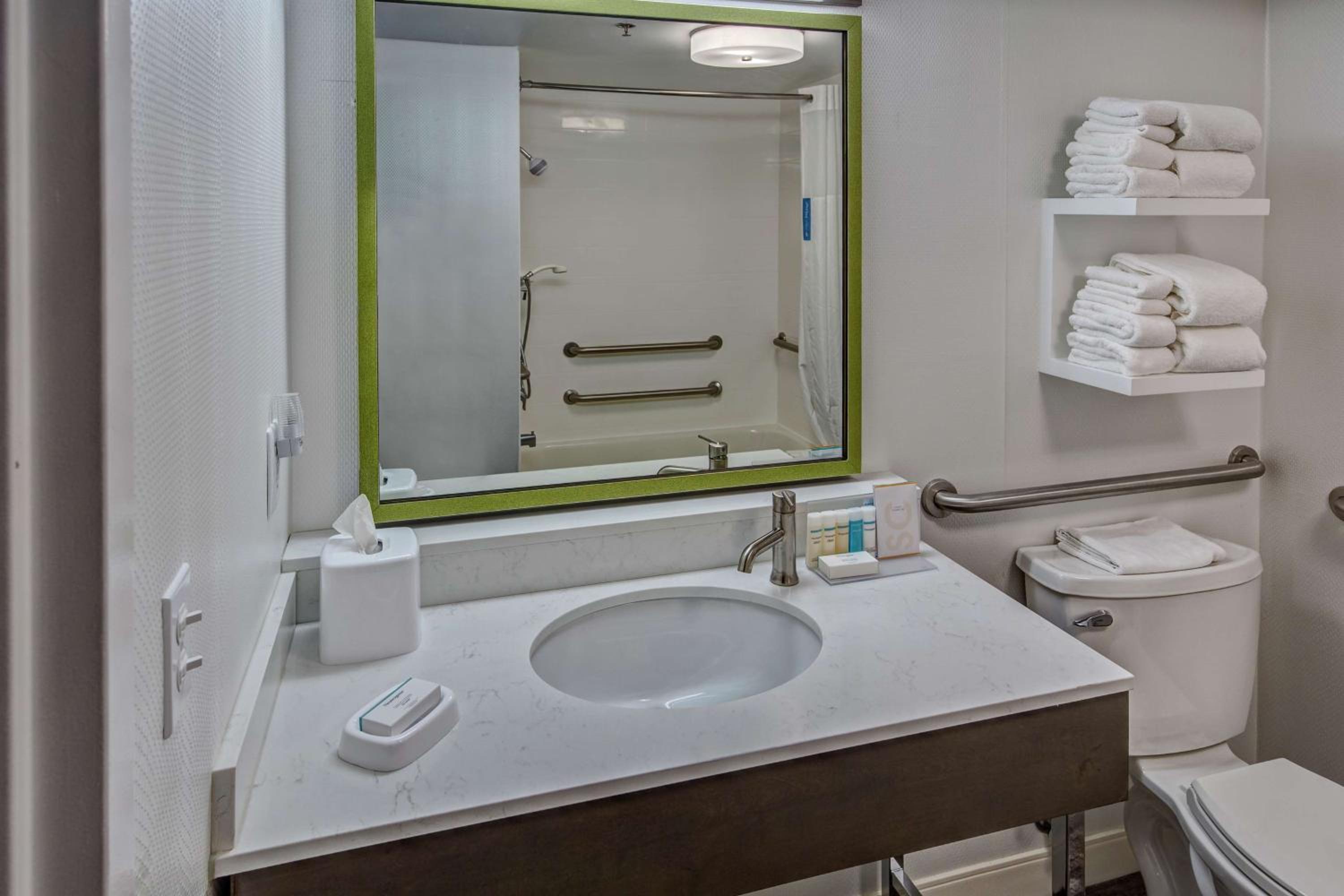 Queen Room with Bath Tub - Disability Access/Non-Smoking  - Photo 3