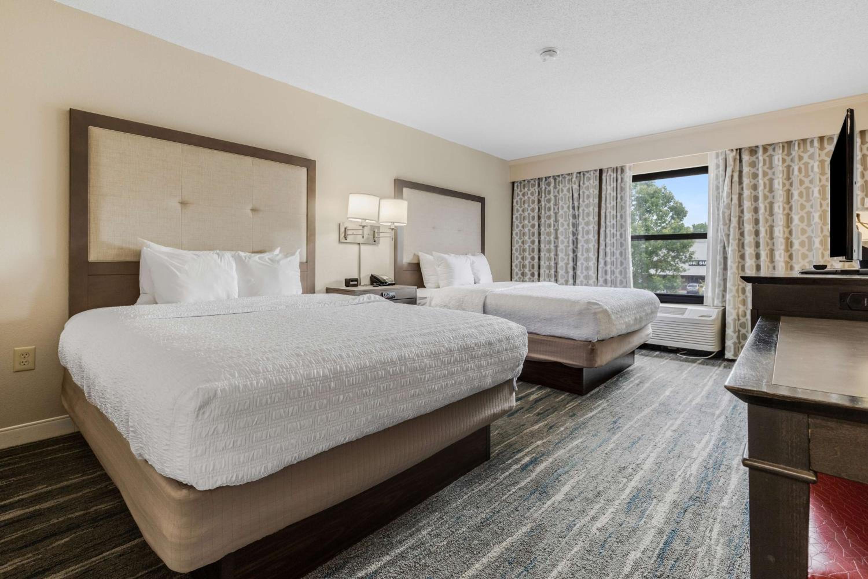 Queen Room with Two Queen Beds (4 Adults) - Photo 3