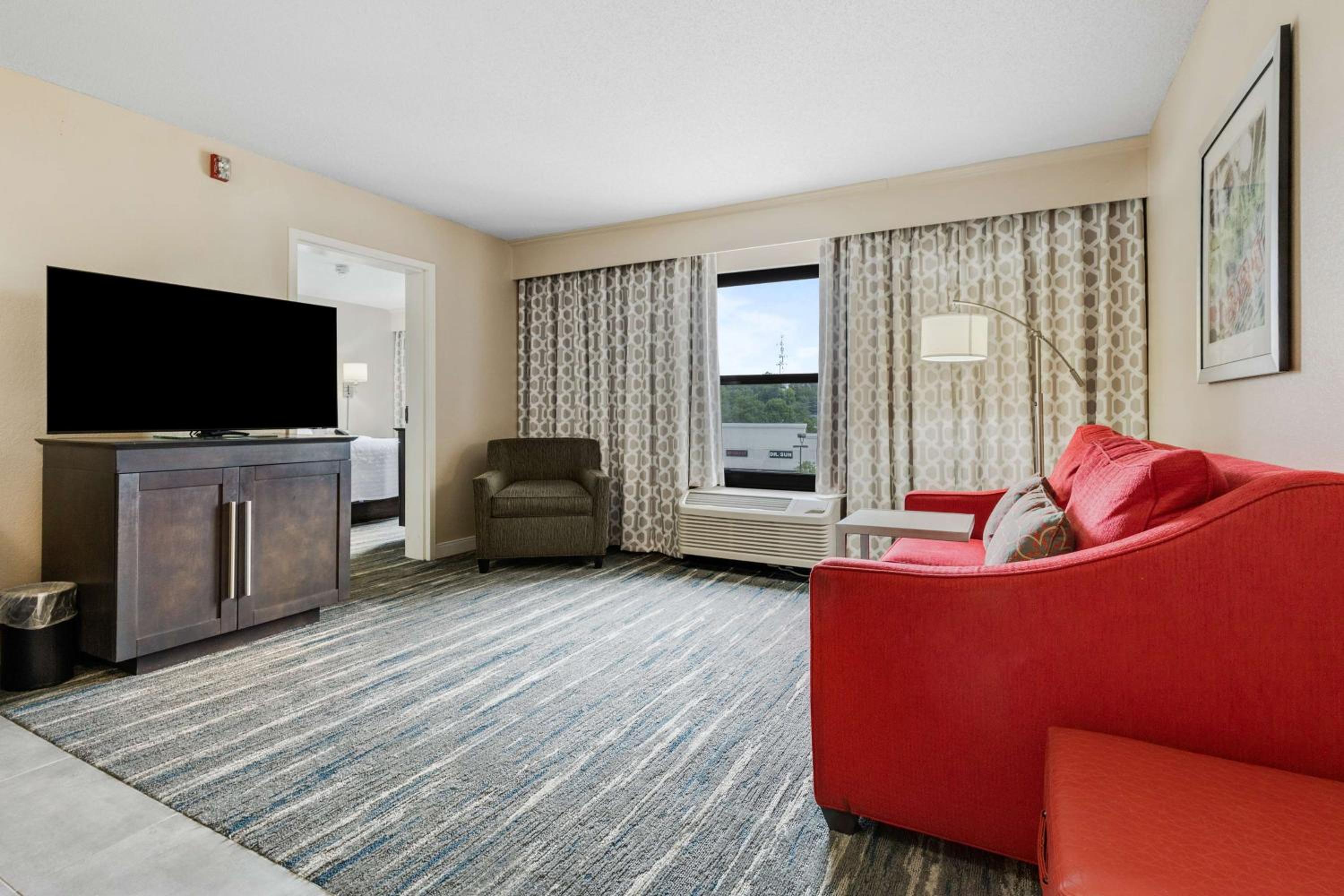 King Suite - Non-Smoking - Photo 2