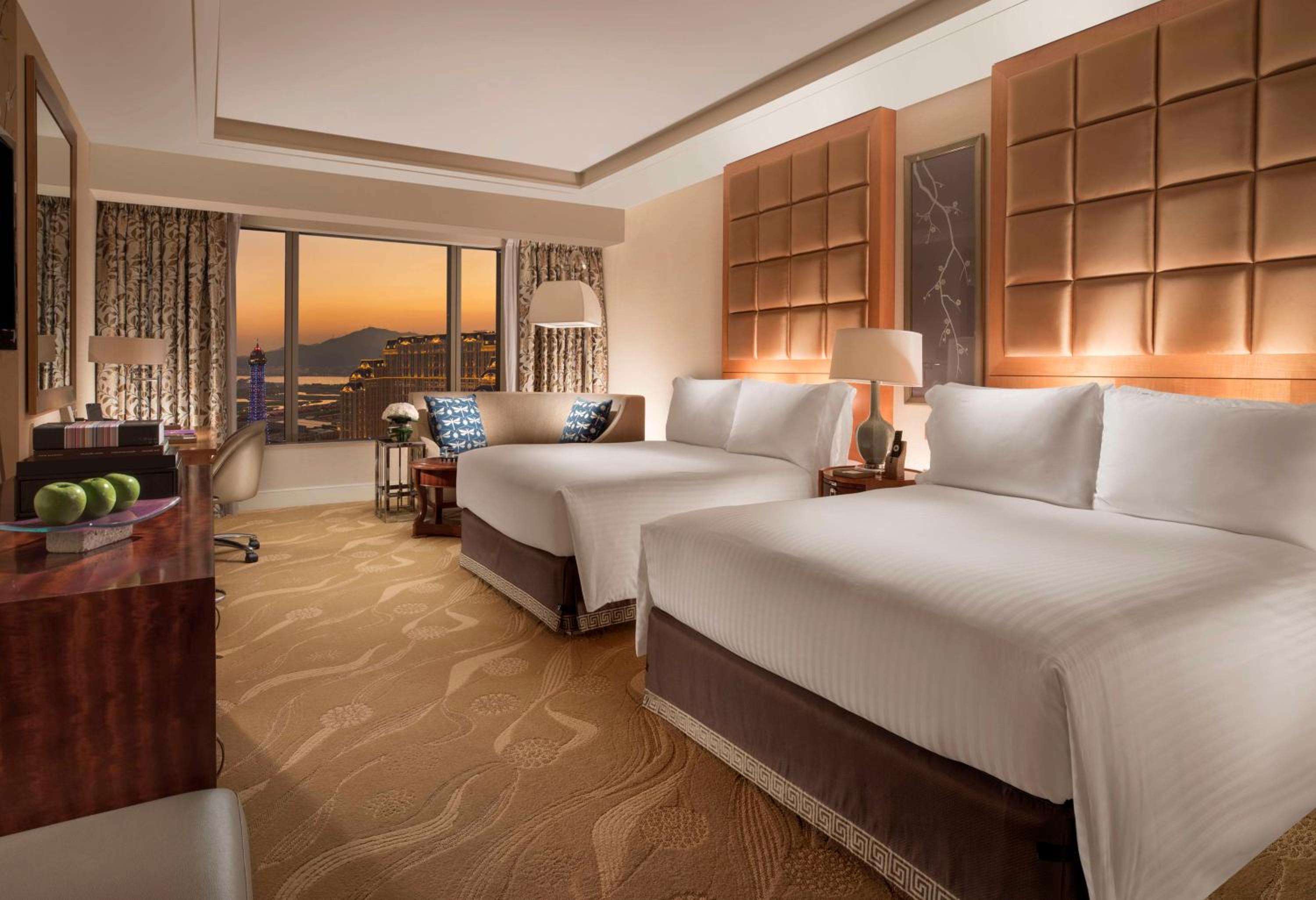 Deluxe Queen Room with Two Queen Beds and Eiffel Tower View - Photo 6
