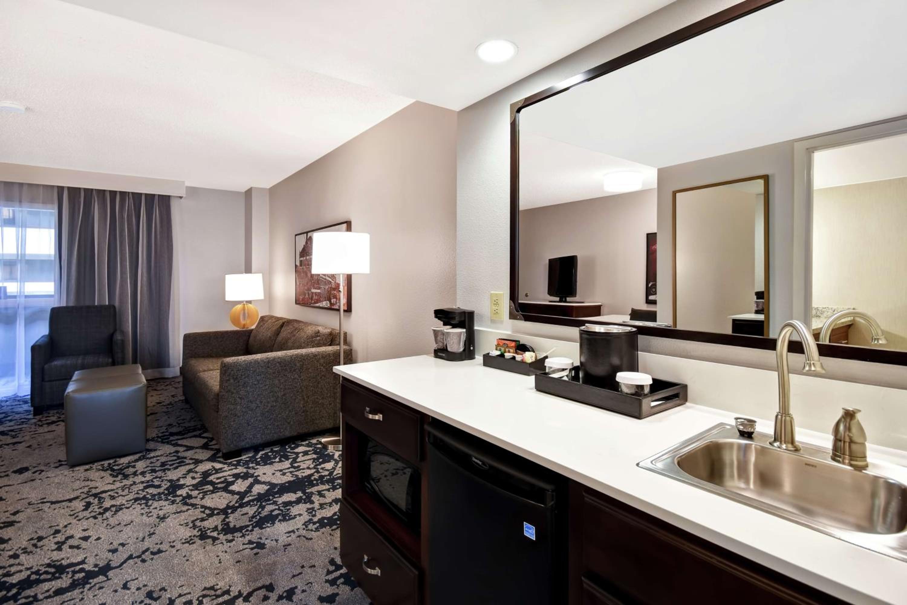 One-Bedroom Suite - Mobility Access/Bath Tub - Photo 3
