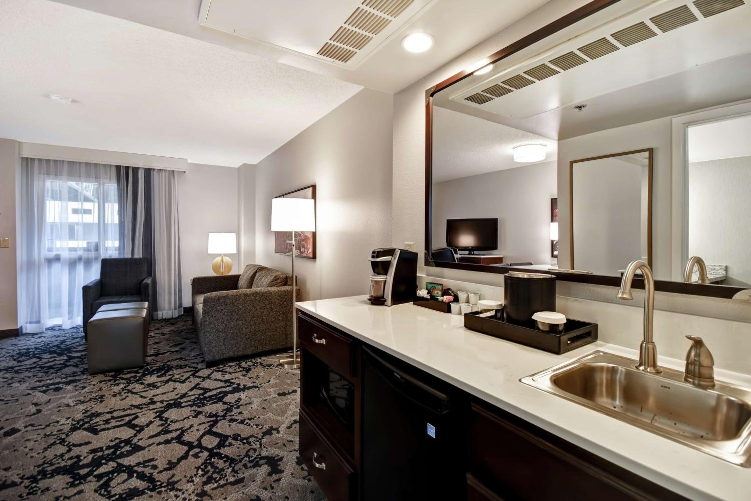 Two-Room King Suite - Non-Smoking - Photo 5