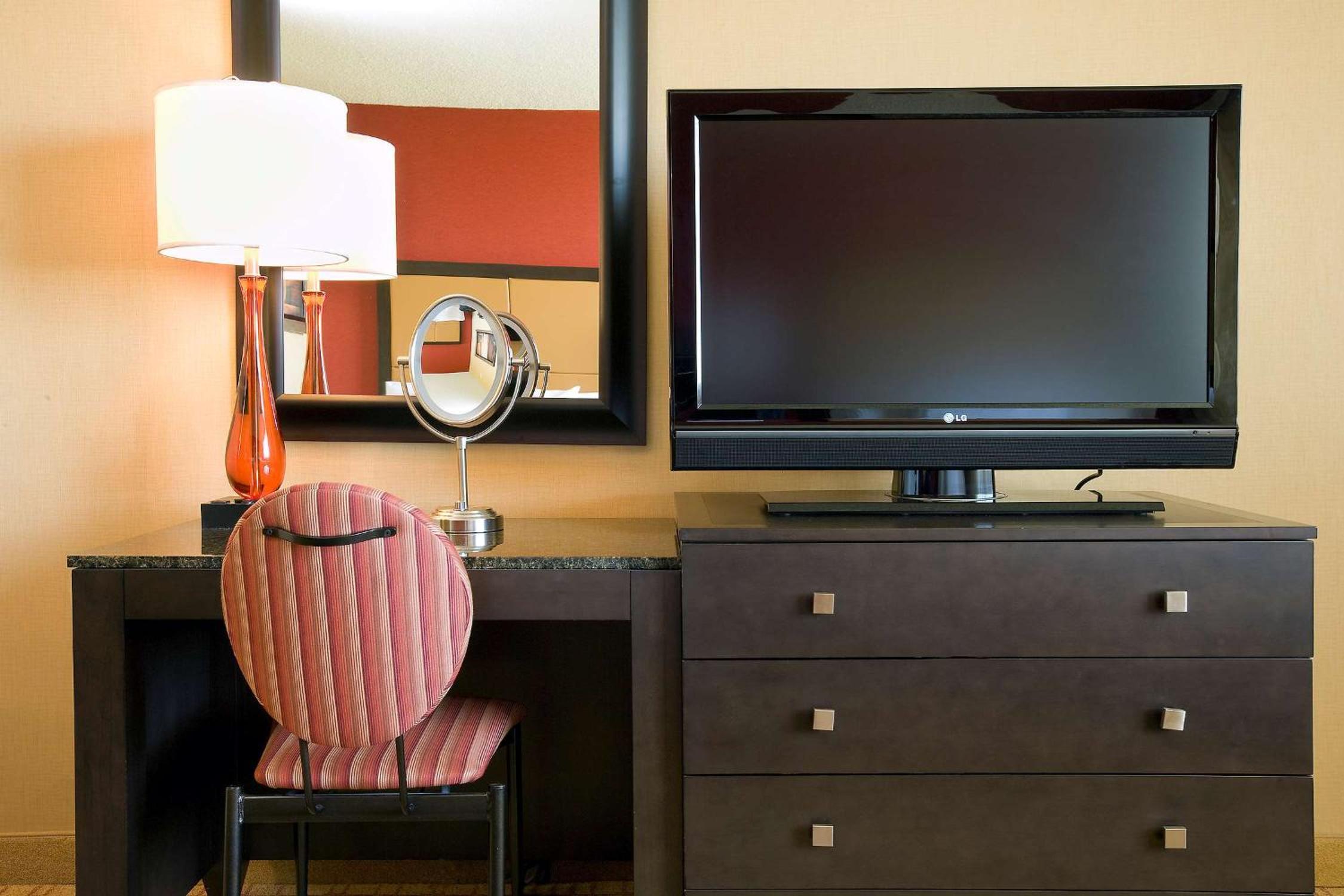 Custom Suite with Two Double Beds - Non-Smoking - Photo 5