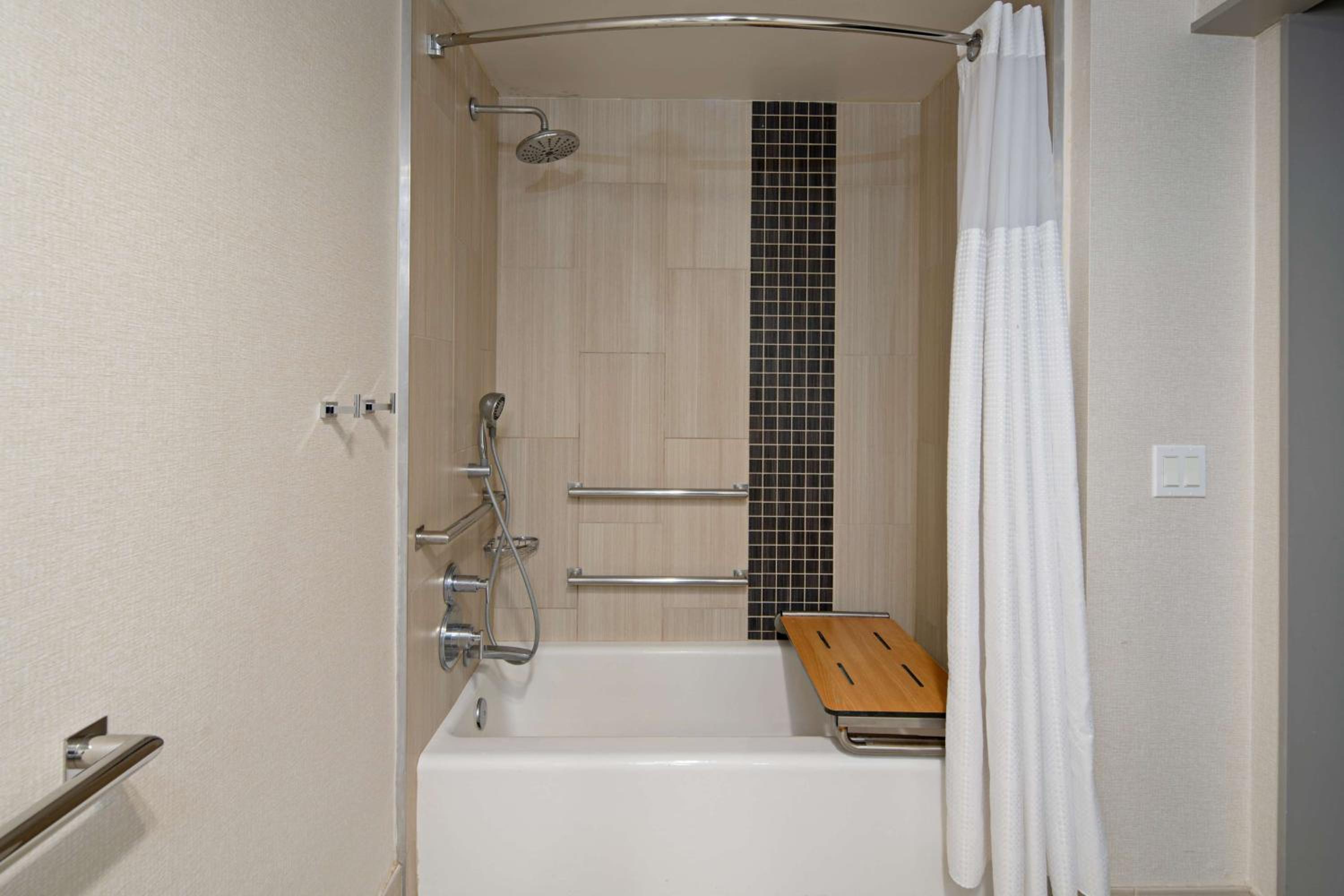 One-Bedroom Suite with Tub - Mobility Accessible/Non-Smoking - Photo 2