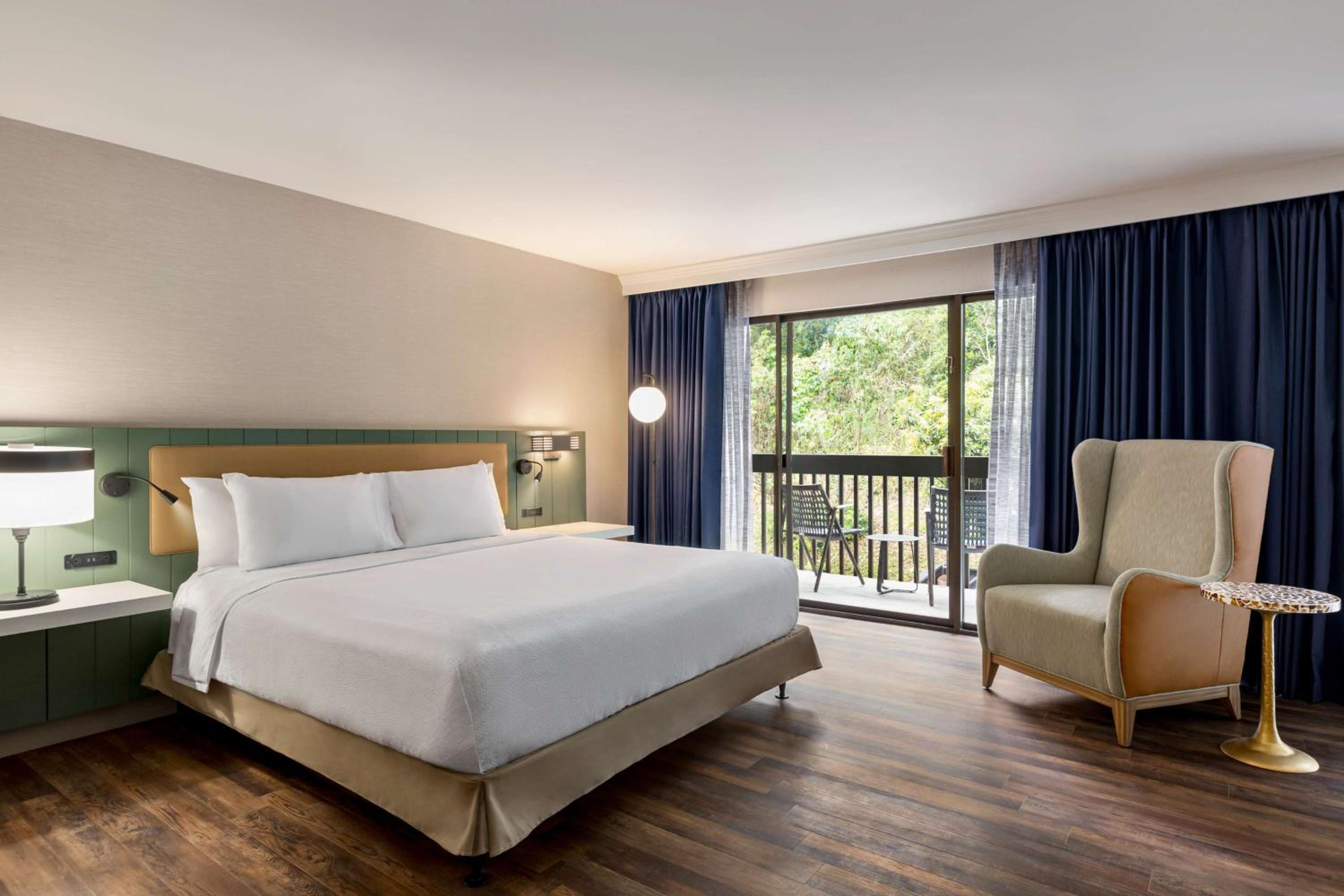 King Room with Balcony and Roll-In Shower - Disability Access - Photo 1