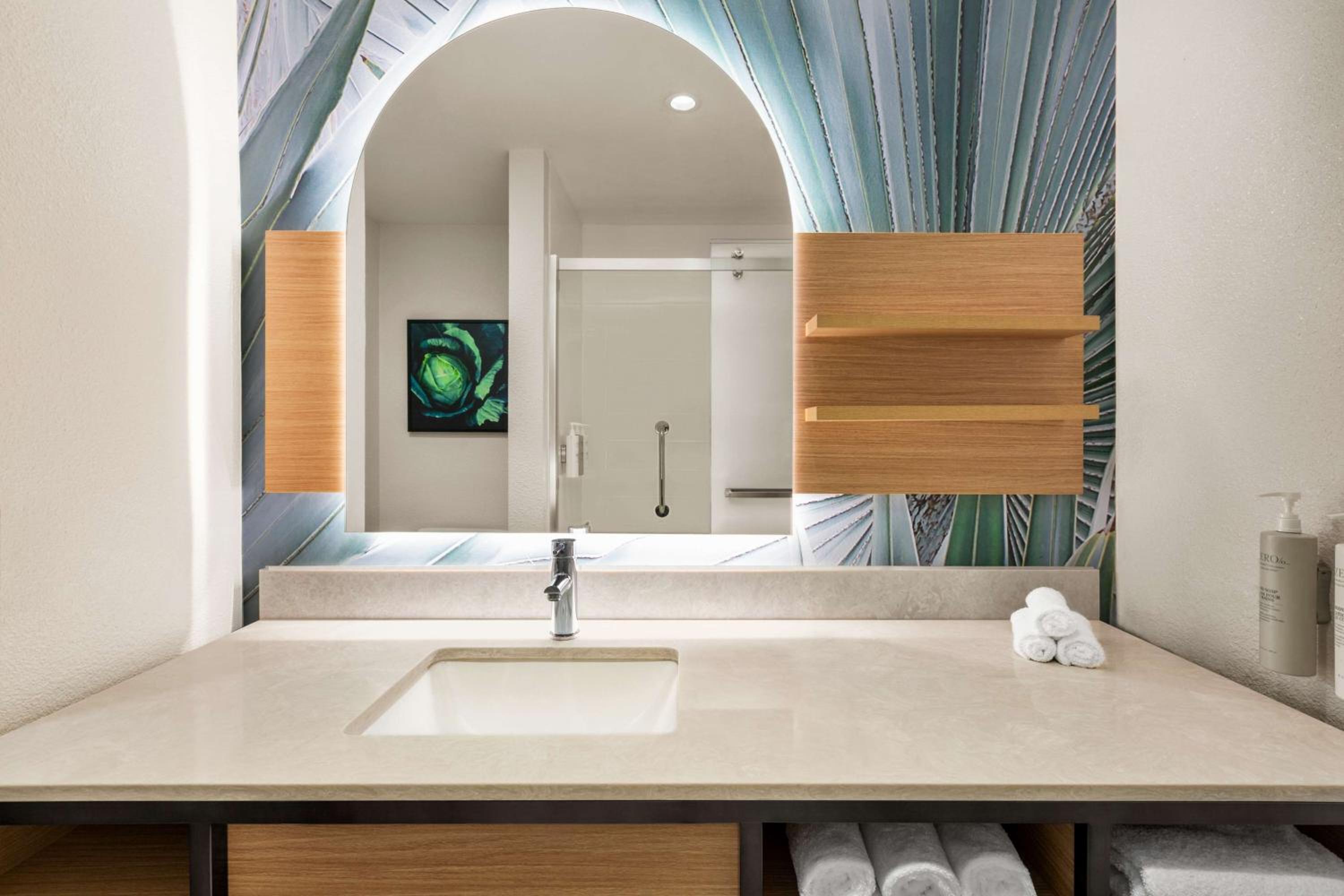 King Room with Balcony - Photo 4