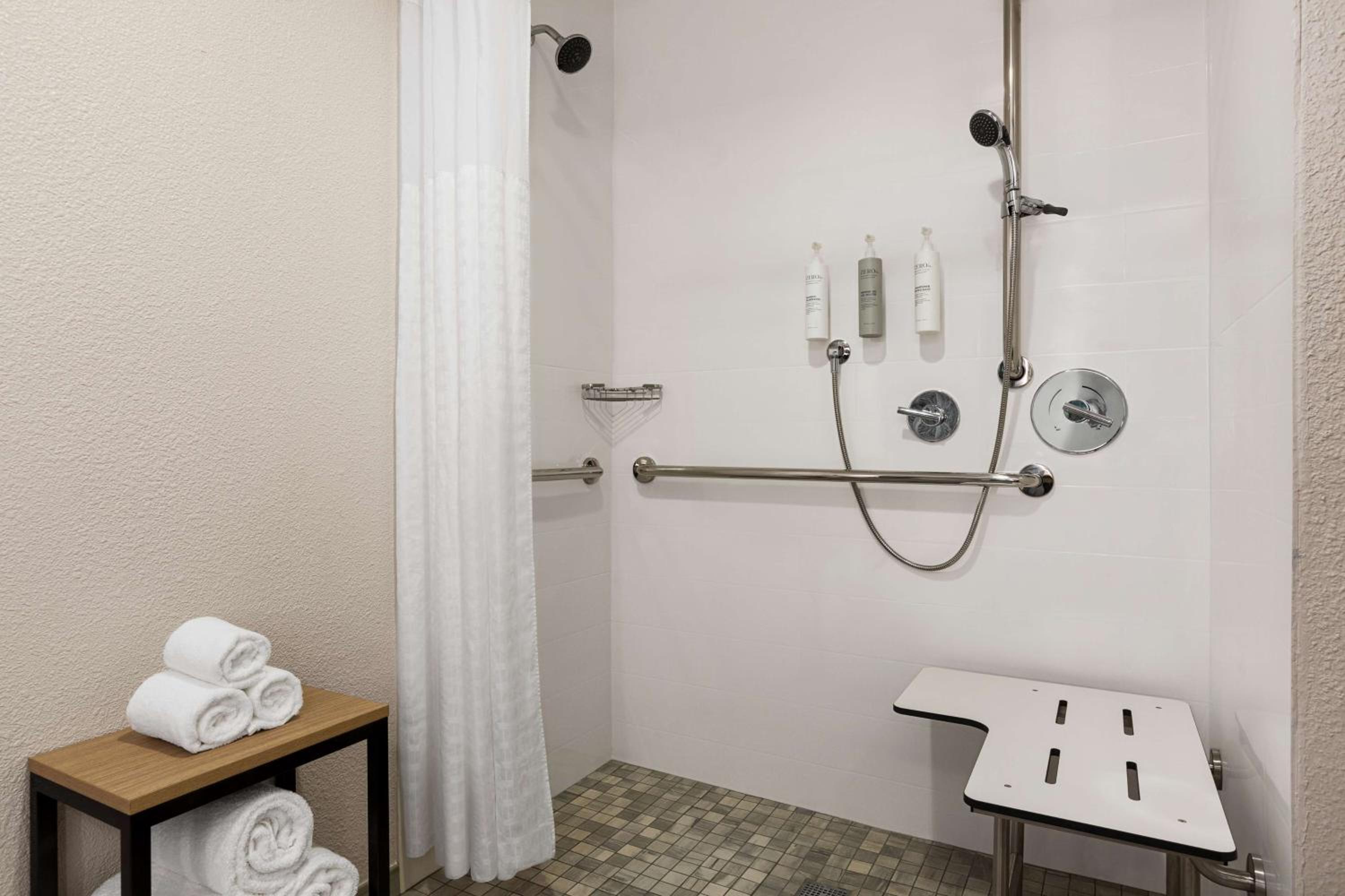 King Room with Balcony and Roll-In Shower - Disability Access - Photo 2