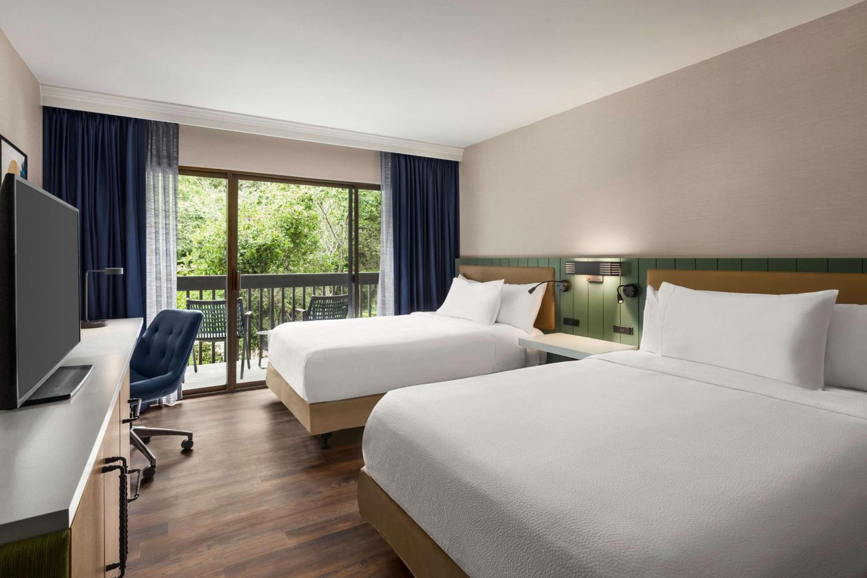 Two Queen Beds with Balcony and Bathtub - Disability Access