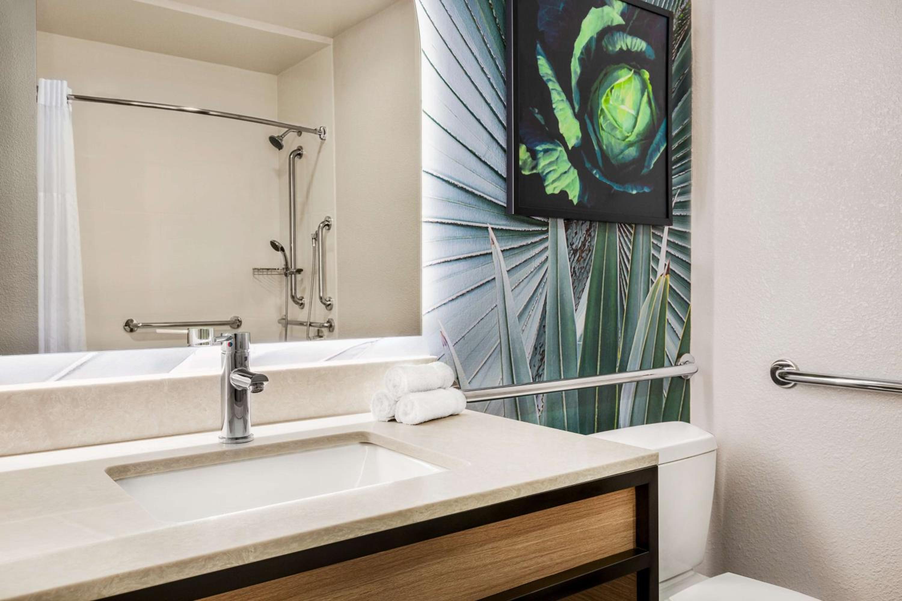 King Room with BathTub - Disability Access  - Photo 5