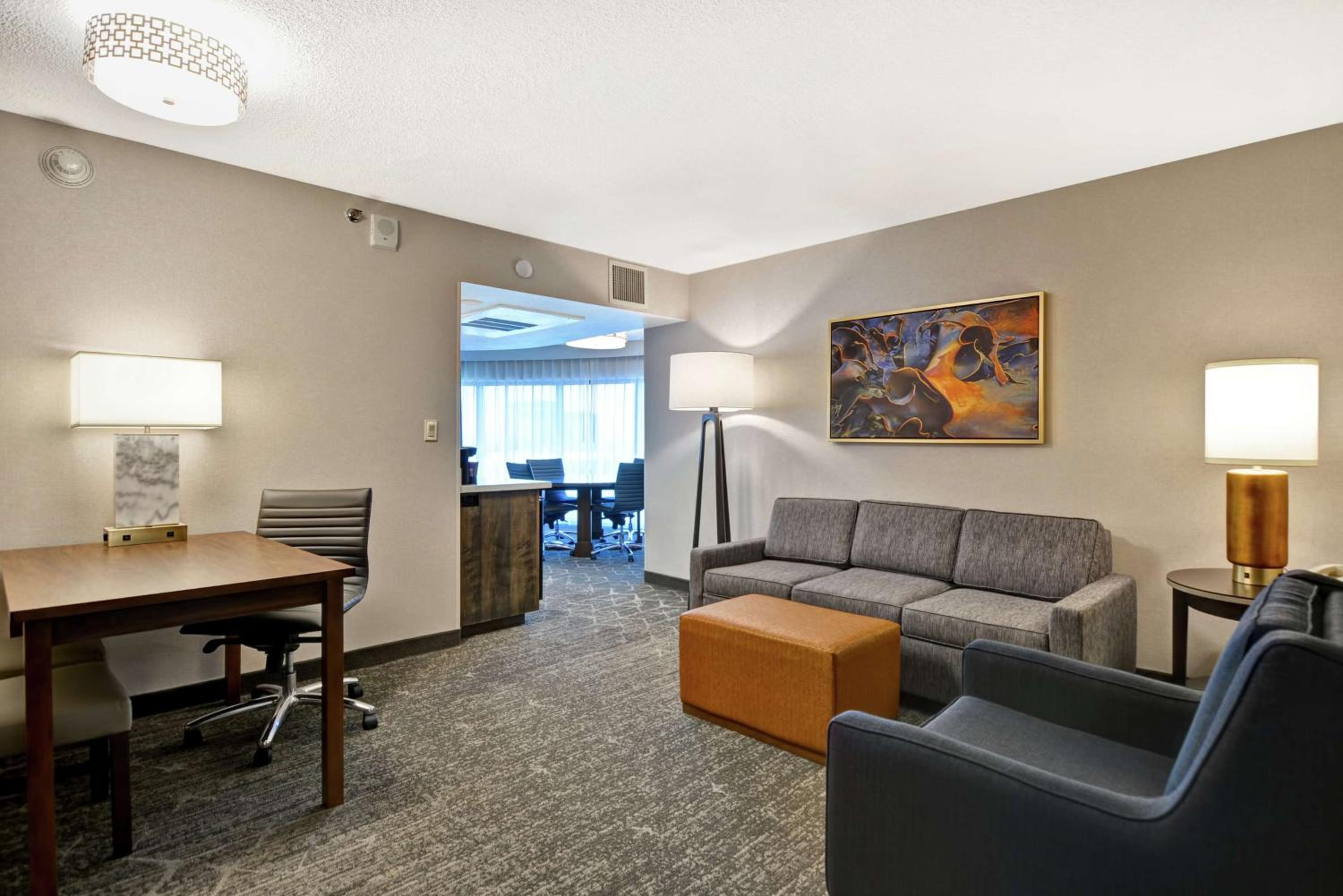 Executive Corner King Suite w/ Sofa Sleeper, 1 Bedroom - Photo 2